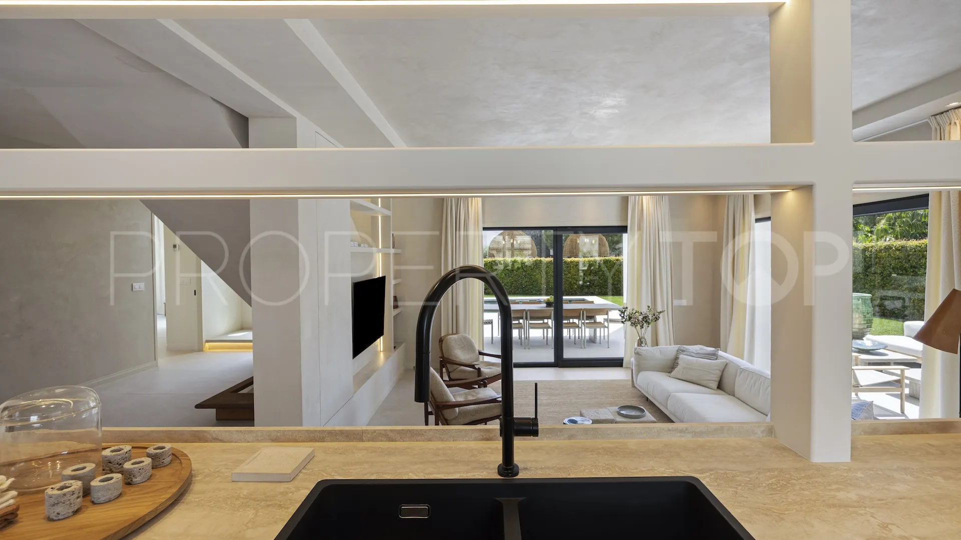 Buy 4 bedrooms villa in La Alqueria