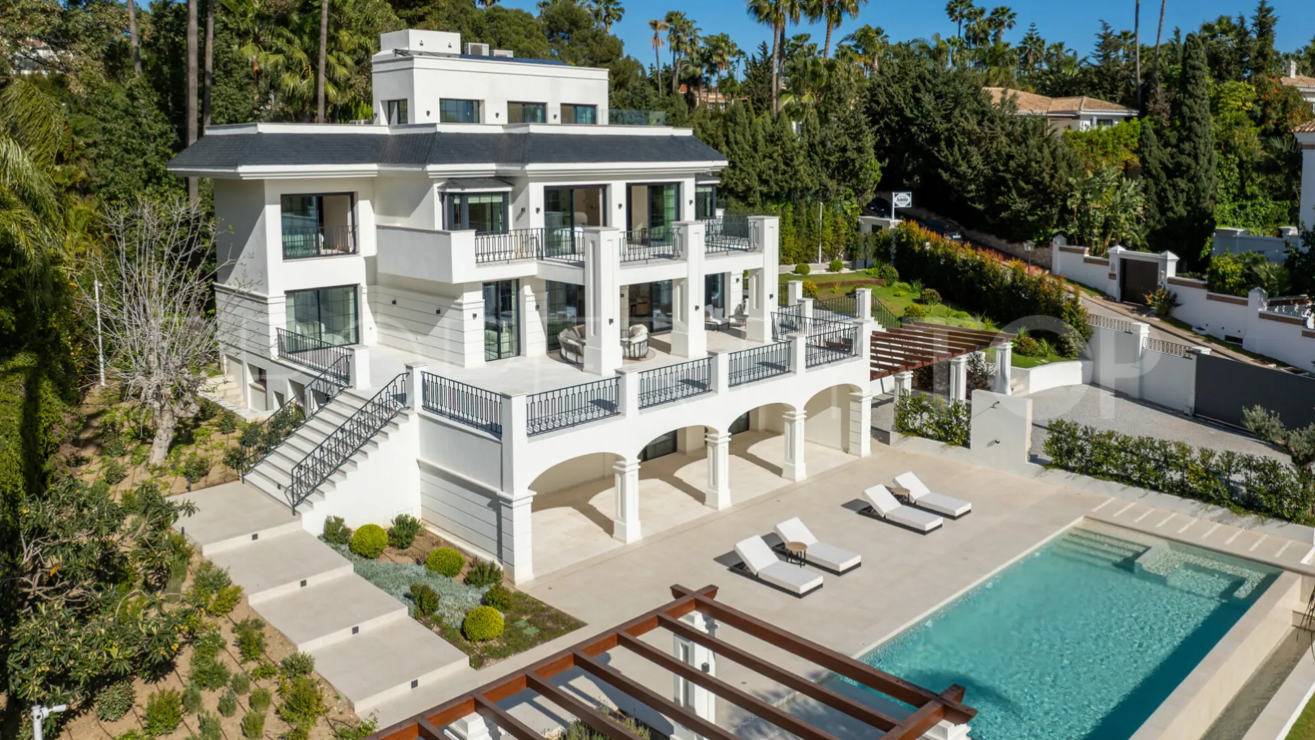 Villa en venta de 6 dormitorios en Nueva Andalucia