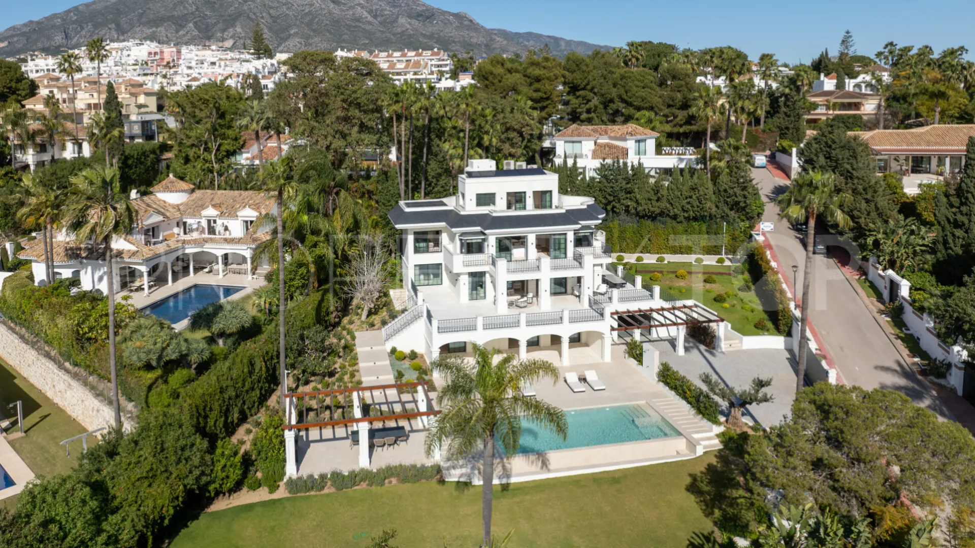 Villa en venta de 6 dormitorios en Nueva Andalucia