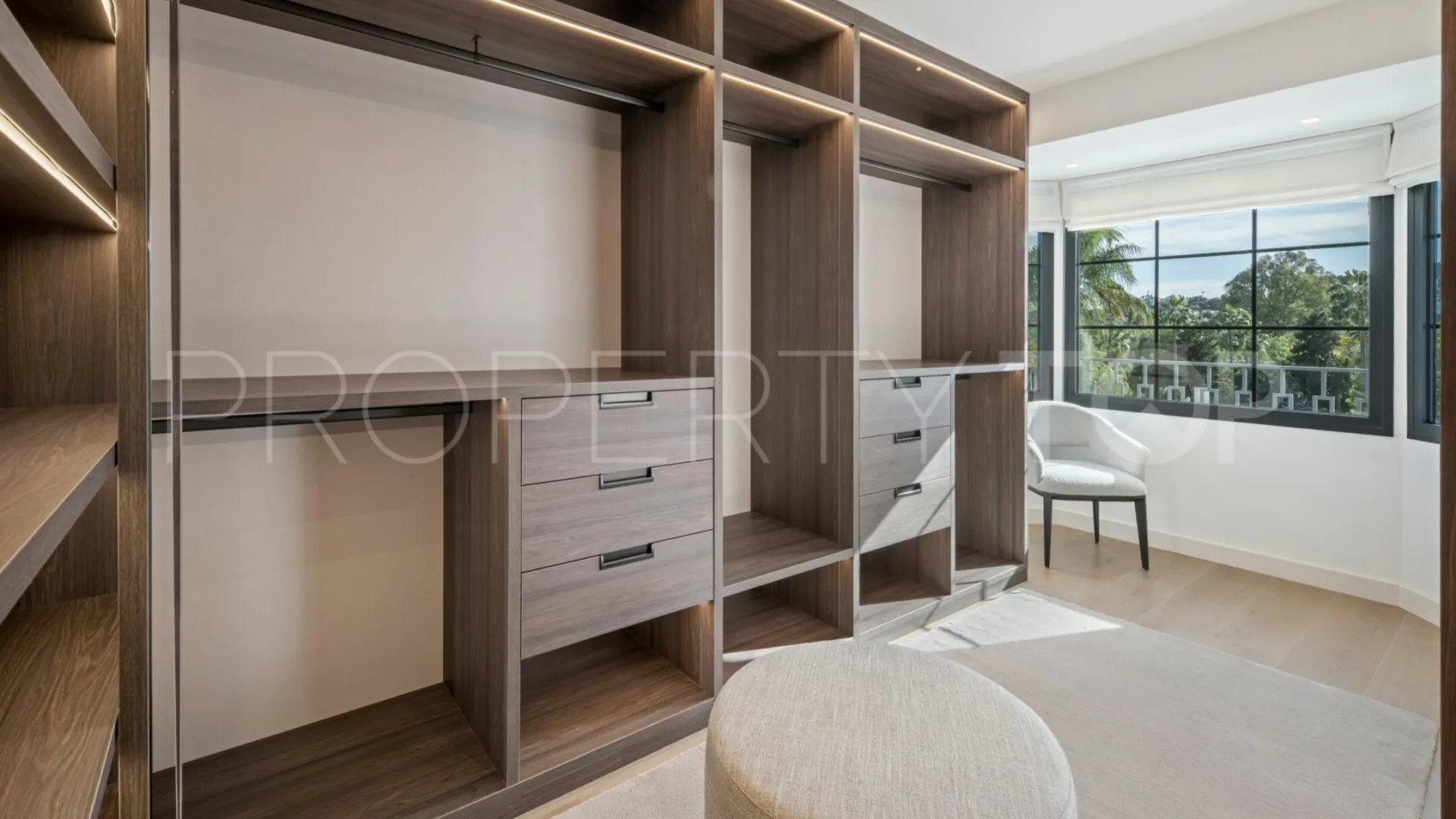 Villa en venta de 6 dormitorios en Nueva Andalucia