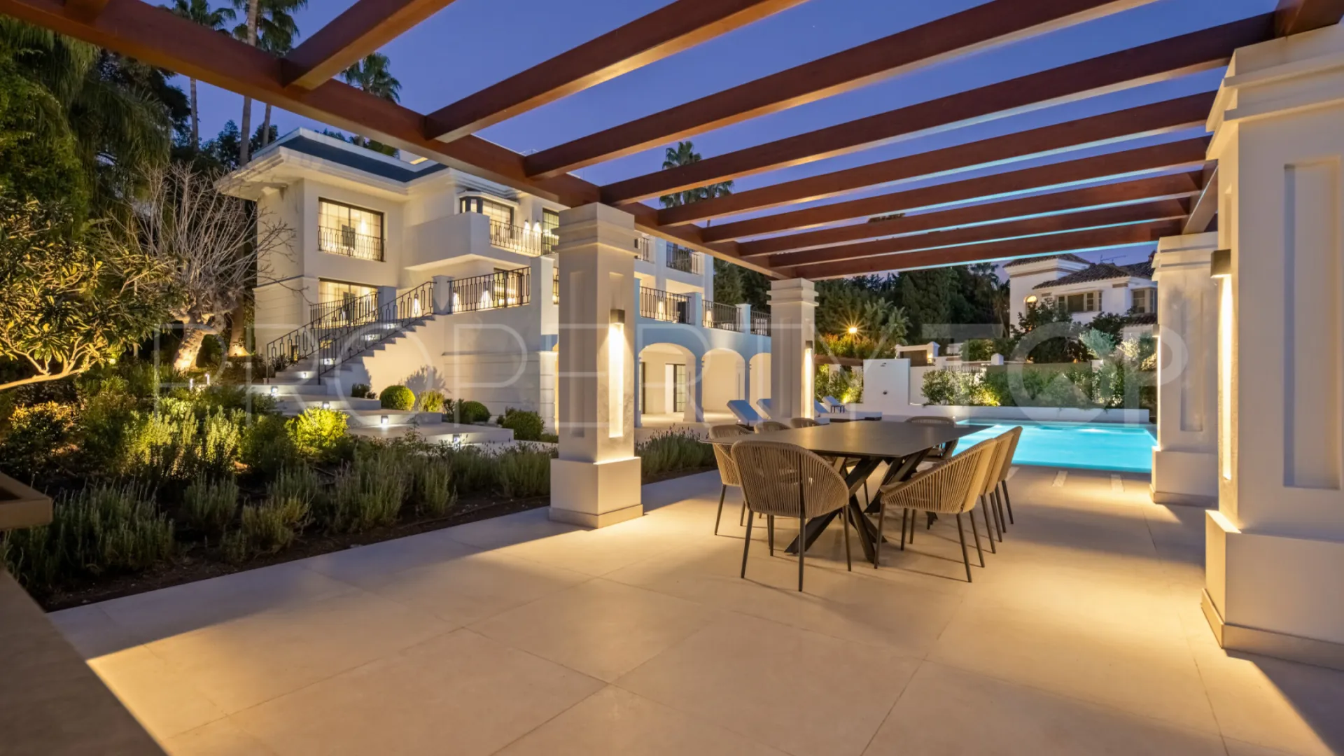 Villa en venta de 6 dormitorios en Nueva Andalucia
