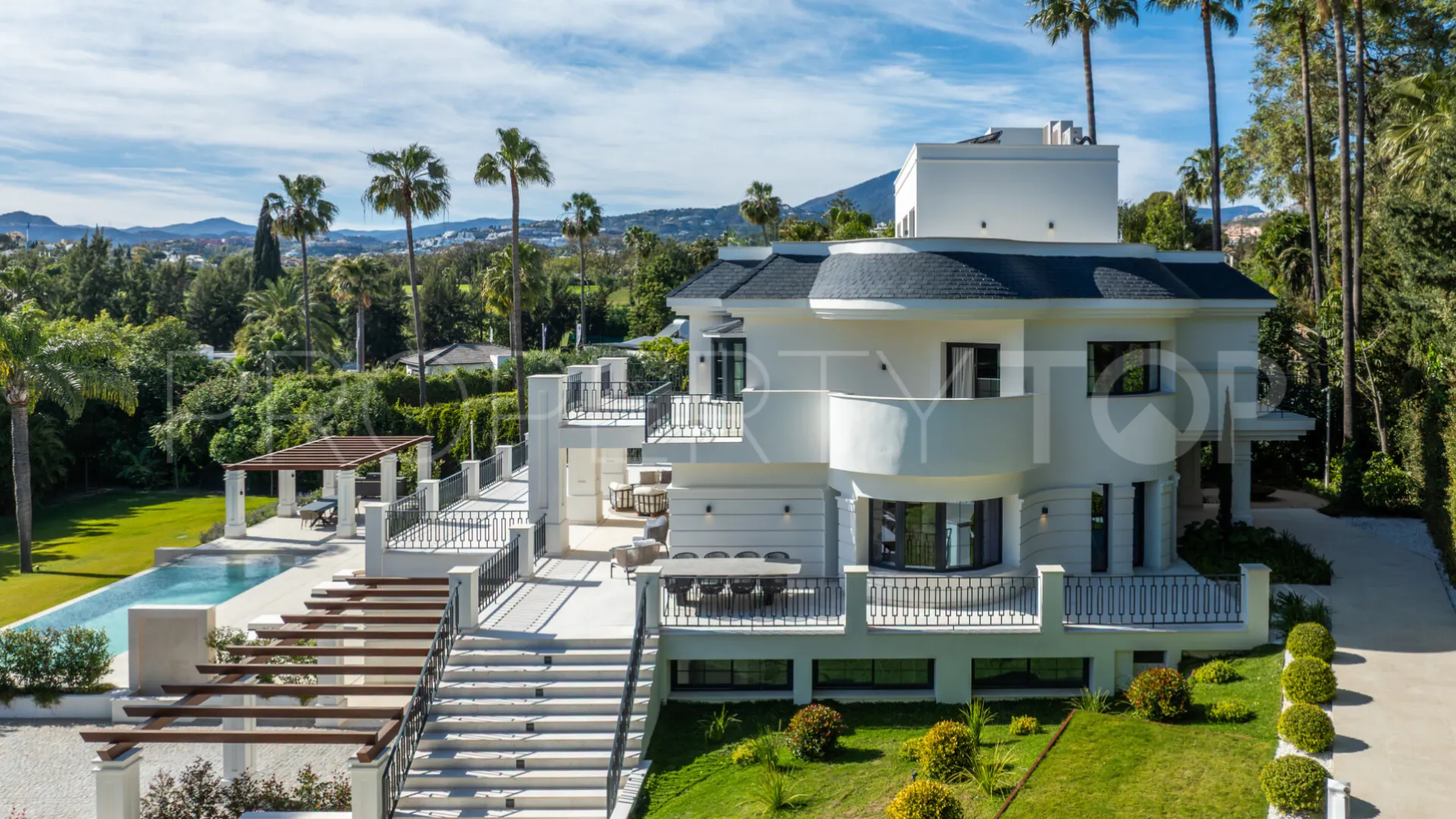 Villa en venta de 6 dormitorios en Nueva Andalucia