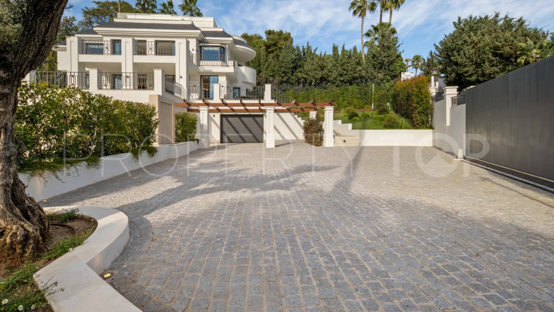 Villa en venta de 6 dormitorios en Nueva Andalucia