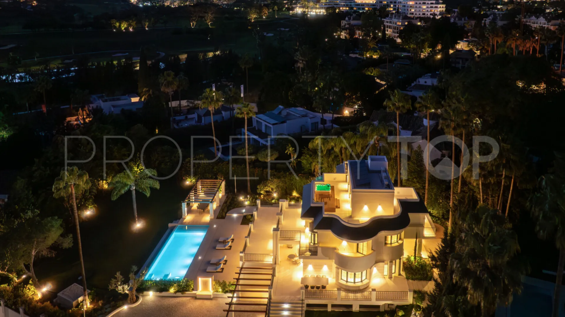 Villa en venta de 6 dormitorios en Nueva Andalucia