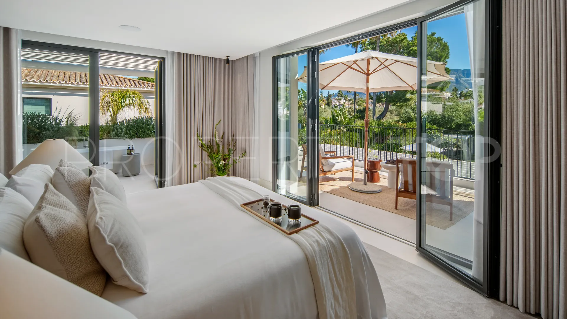 Comprar villa con 4 dormitorios en Nueva Andalucia