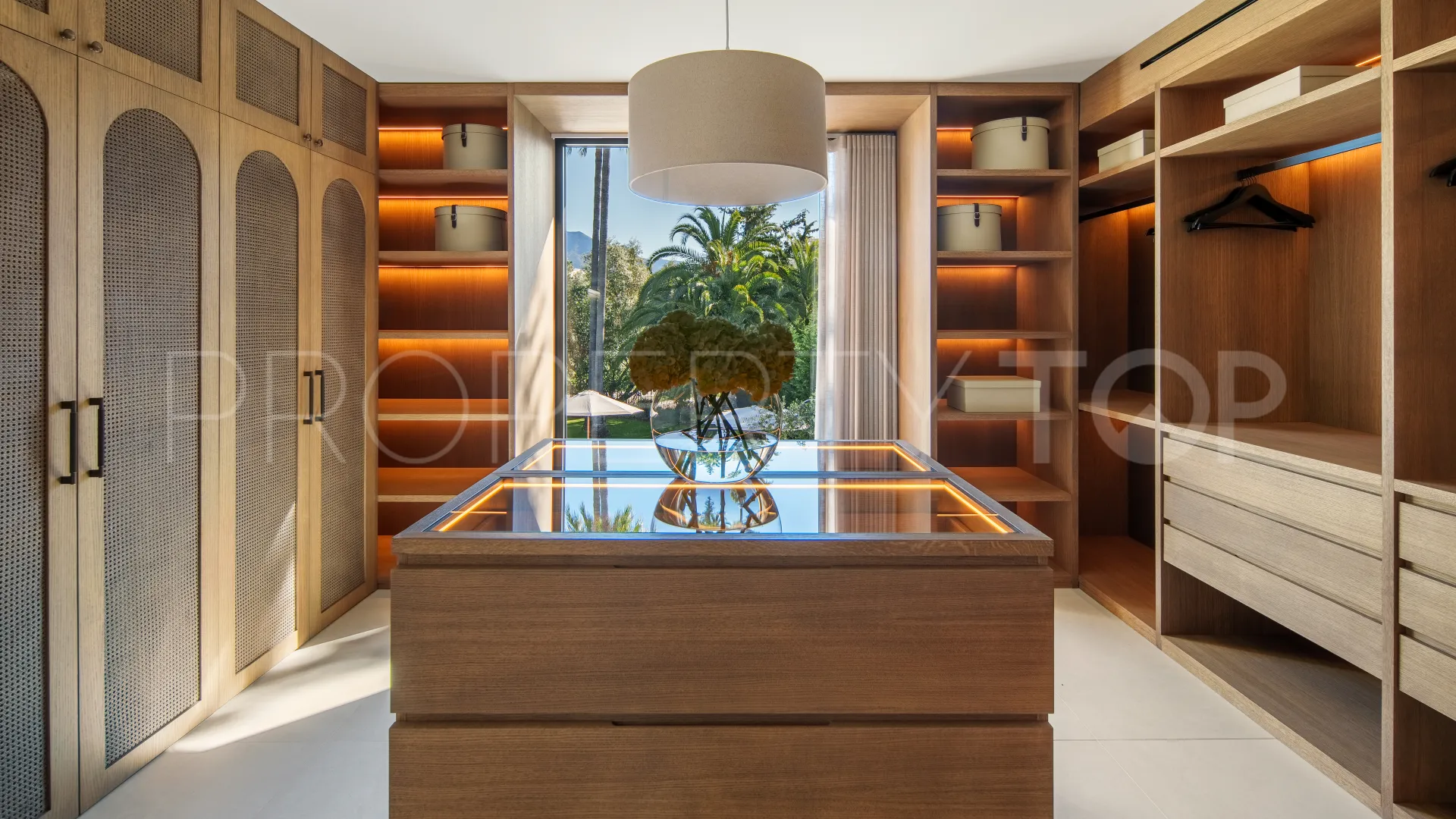 Comprar villa con 4 dormitorios en Nueva Andalucia
