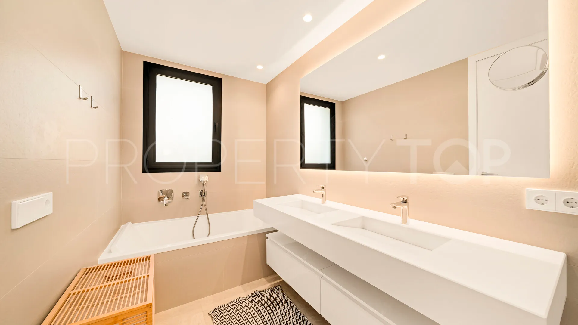 Apartamento planta baja en venta con 4 dormitorios en Los Monteros