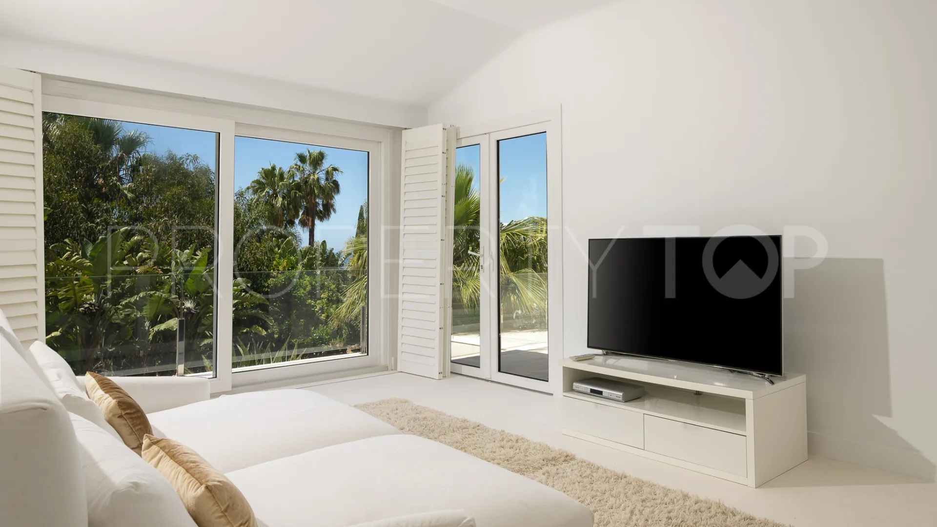 Buy Marbella East 7 bedrooms villa