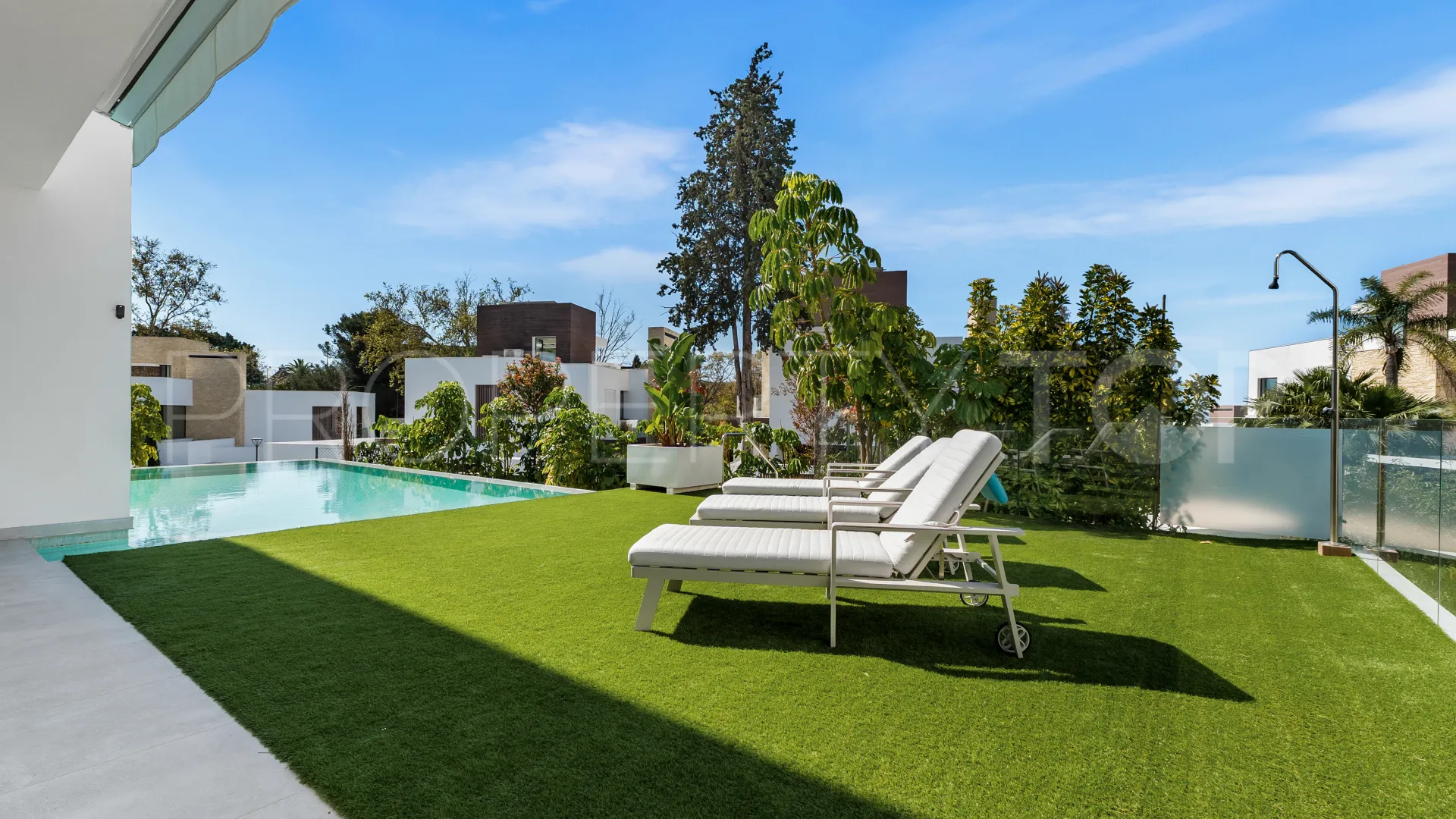 Buy 4 bedrooms villa in Golden Mile