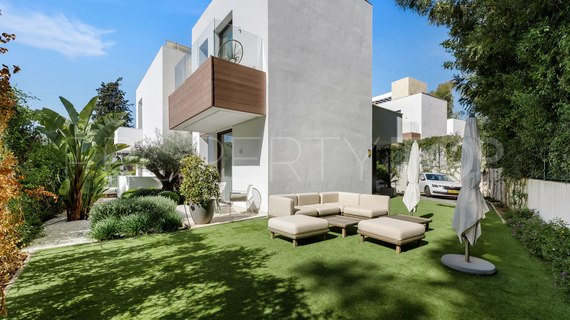 Buy 4 bedrooms villa in Golden Mile
