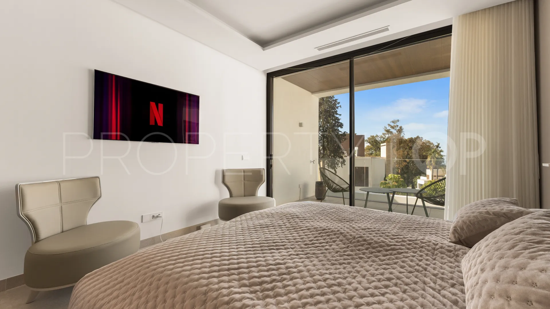 Buy 4 bedrooms villa in Golden Mile