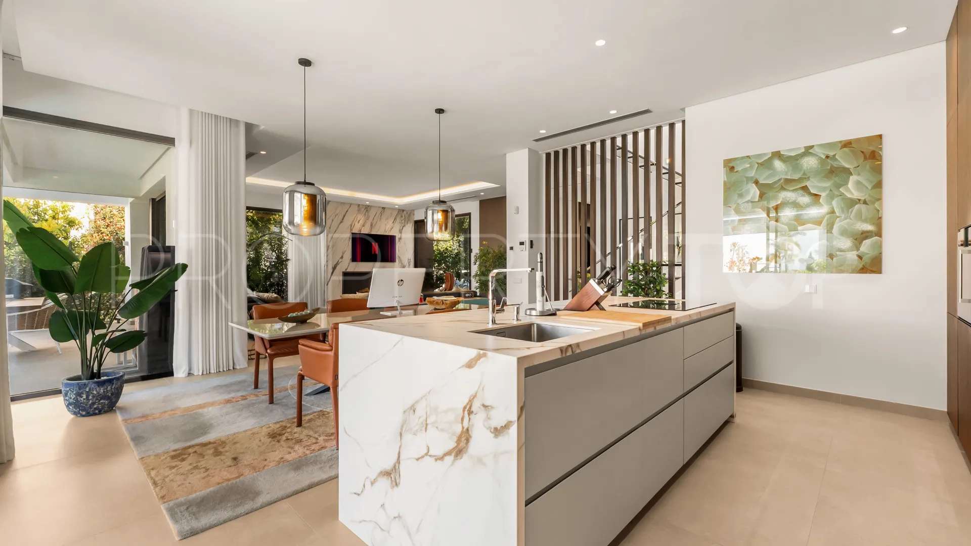 Buy 4 bedrooms villa in Golden Mile
