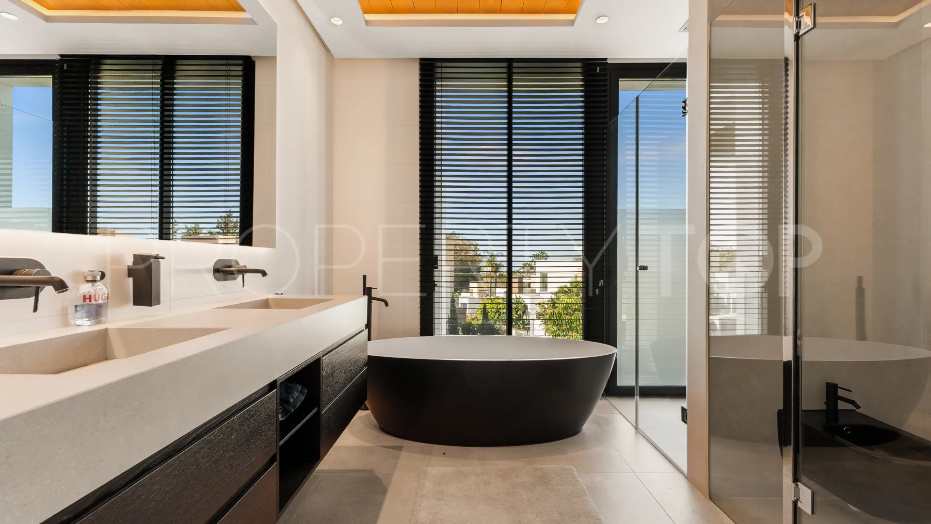 Buy 4 bedrooms villa in Golden Mile
