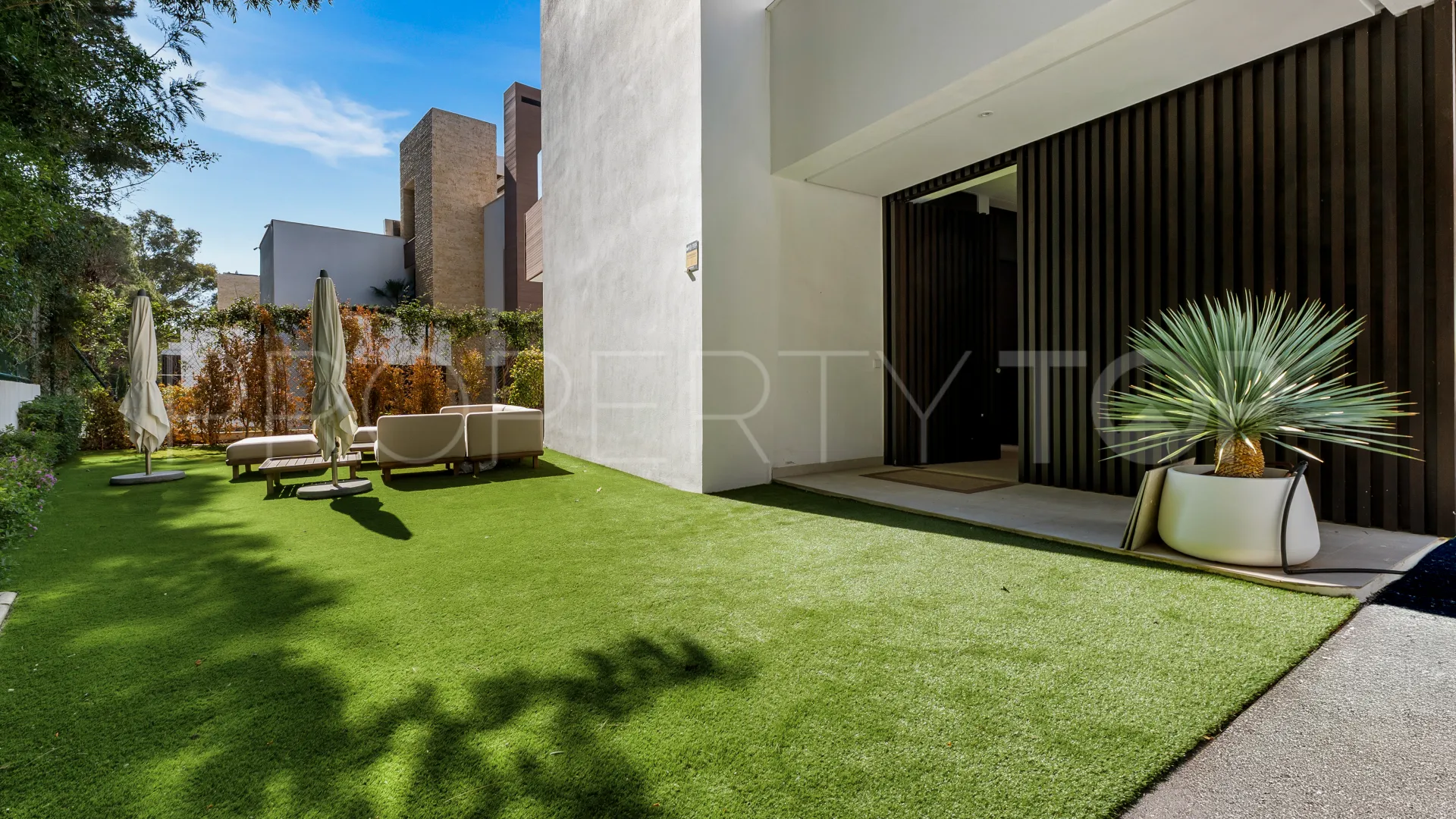 Buy 4 bedrooms villa in Golden Mile