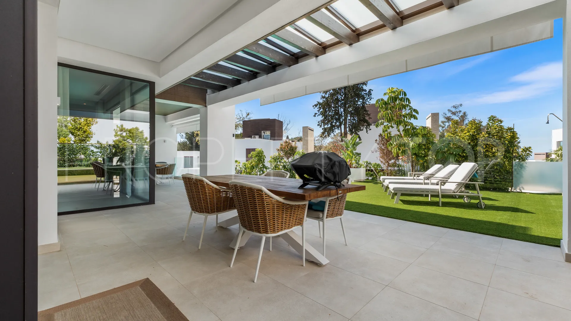Buy 4 bedrooms villa in Golden Mile