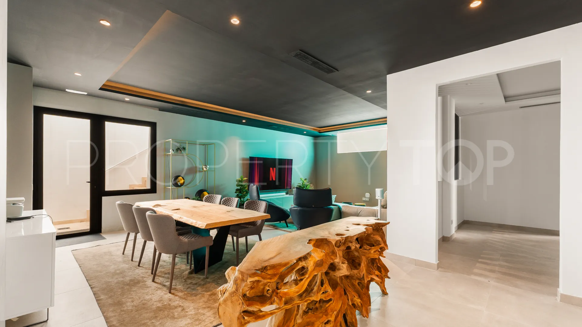 Buy 4 bedrooms villa in Golden Mile