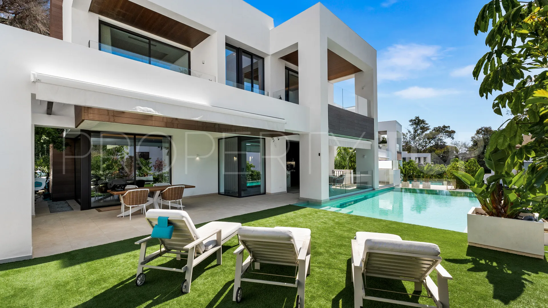 Buy 4 bedrooms villa in Golden Mile