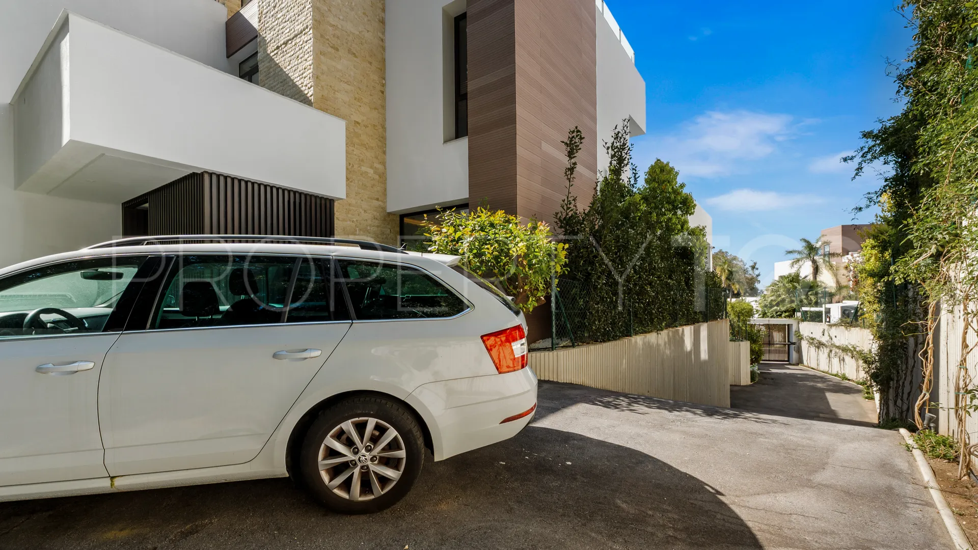 Buy 4 bedrooms villa in Golden Mile