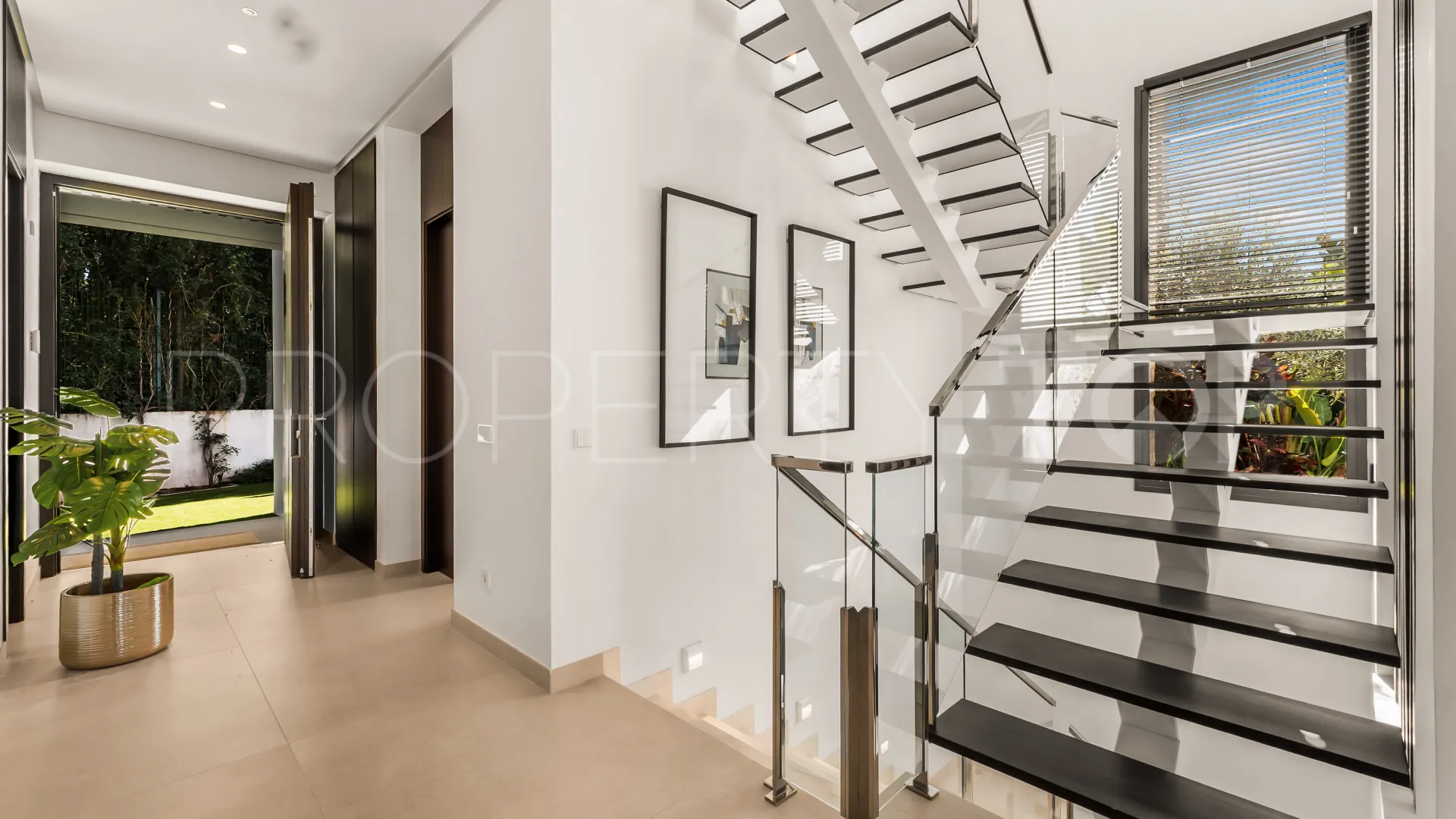 Buy 4 bedrooms villa in Golden Mile