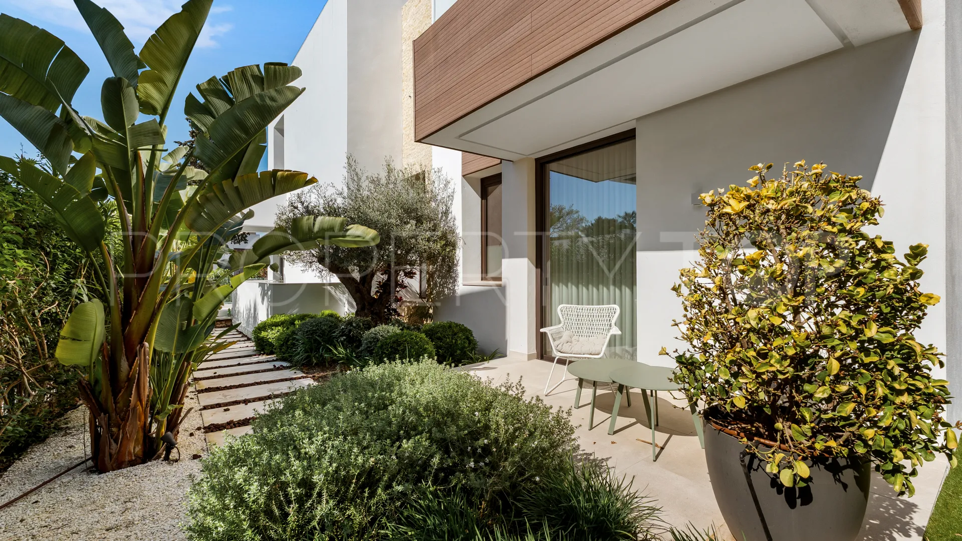 Buy 4 bedrooms villa in Golden Mile