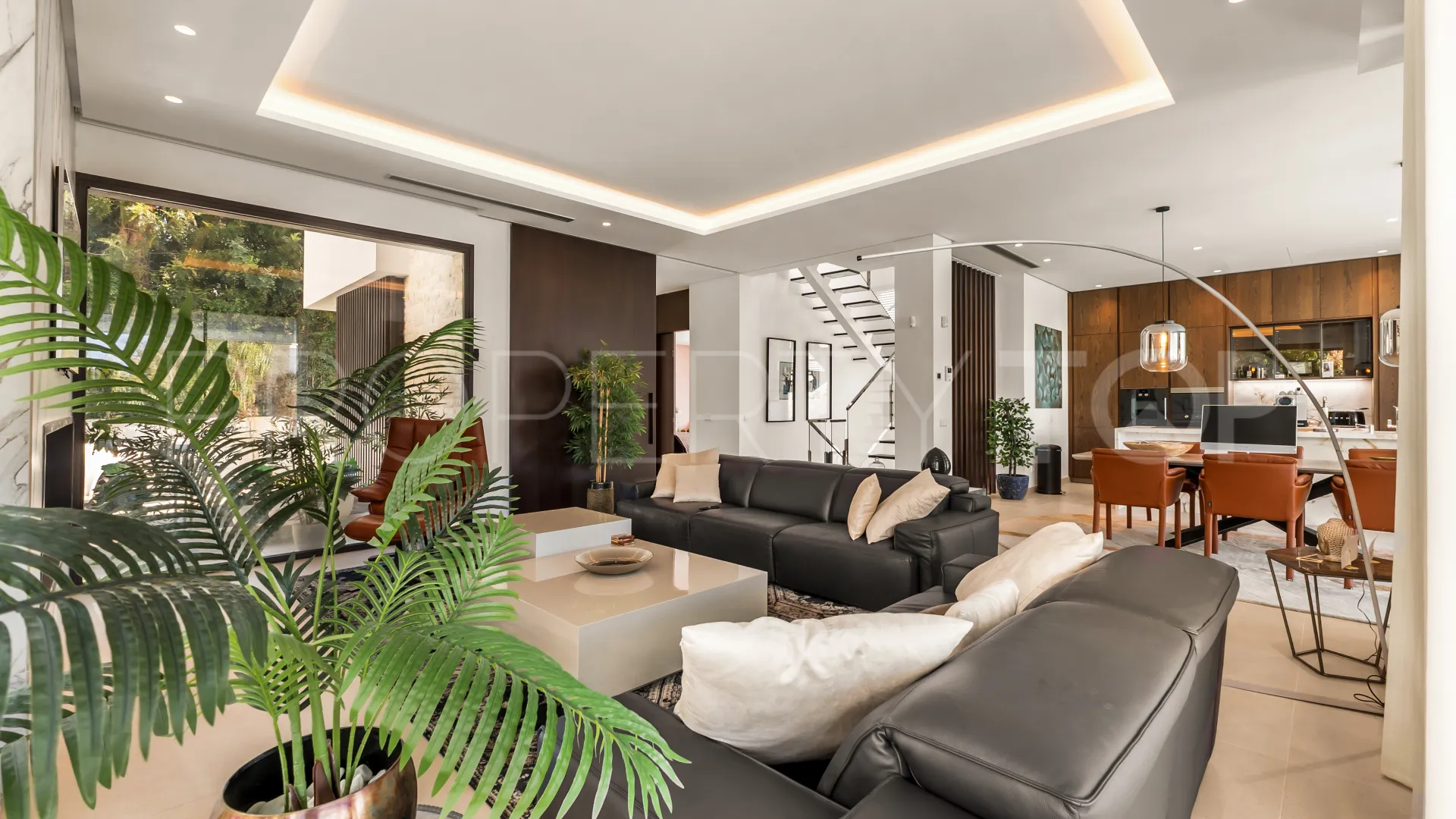 Buy 4 bedrooms villa in Golden Mile