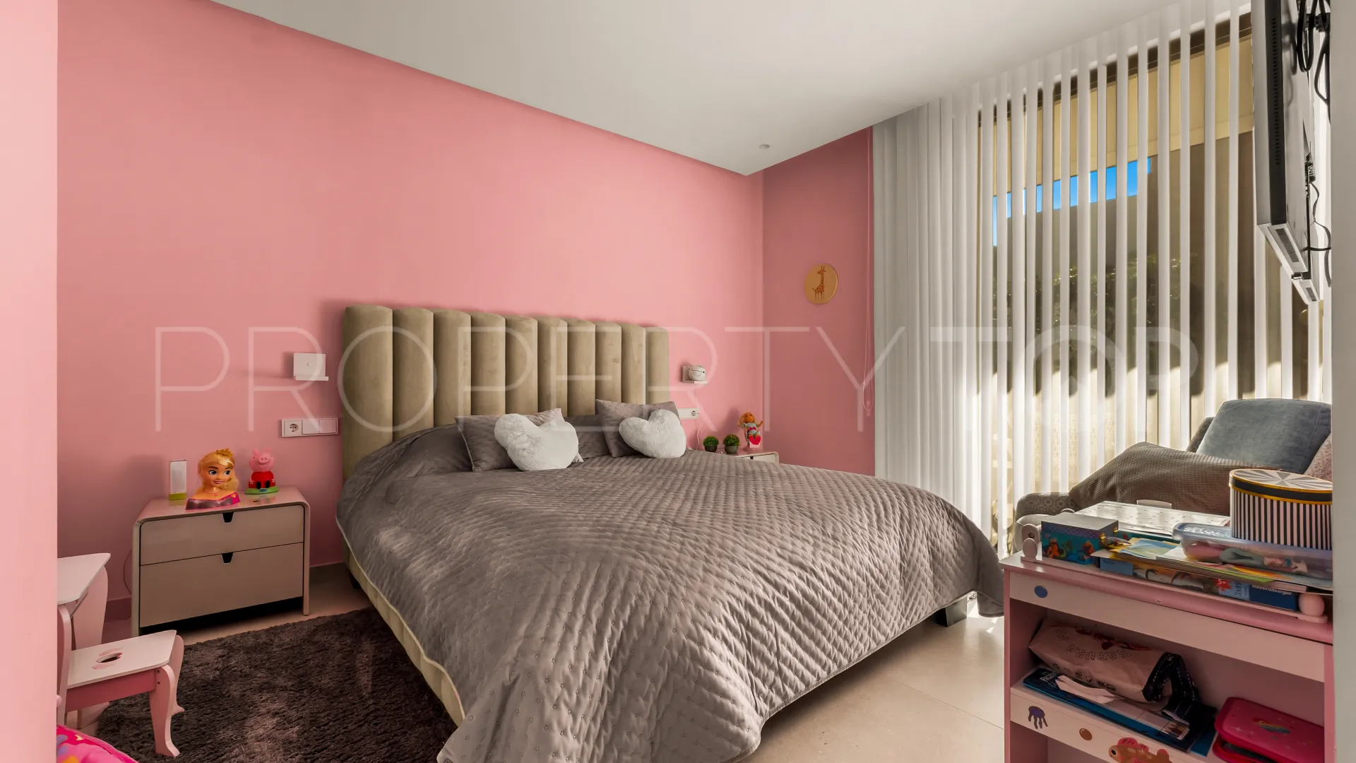 Buy 4 bedrooms villa in Golden Mile