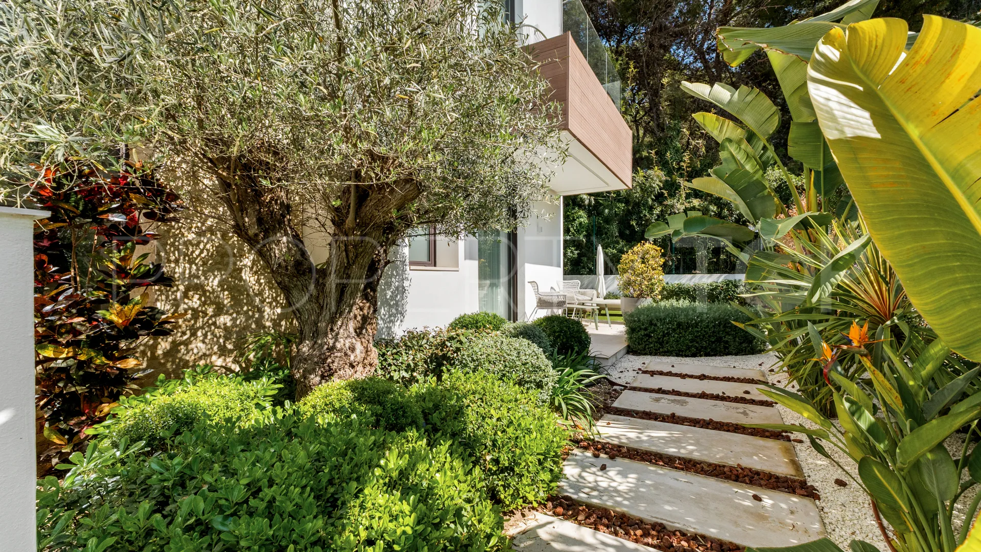 Buy 4 bedrooms villa in Golden Mile