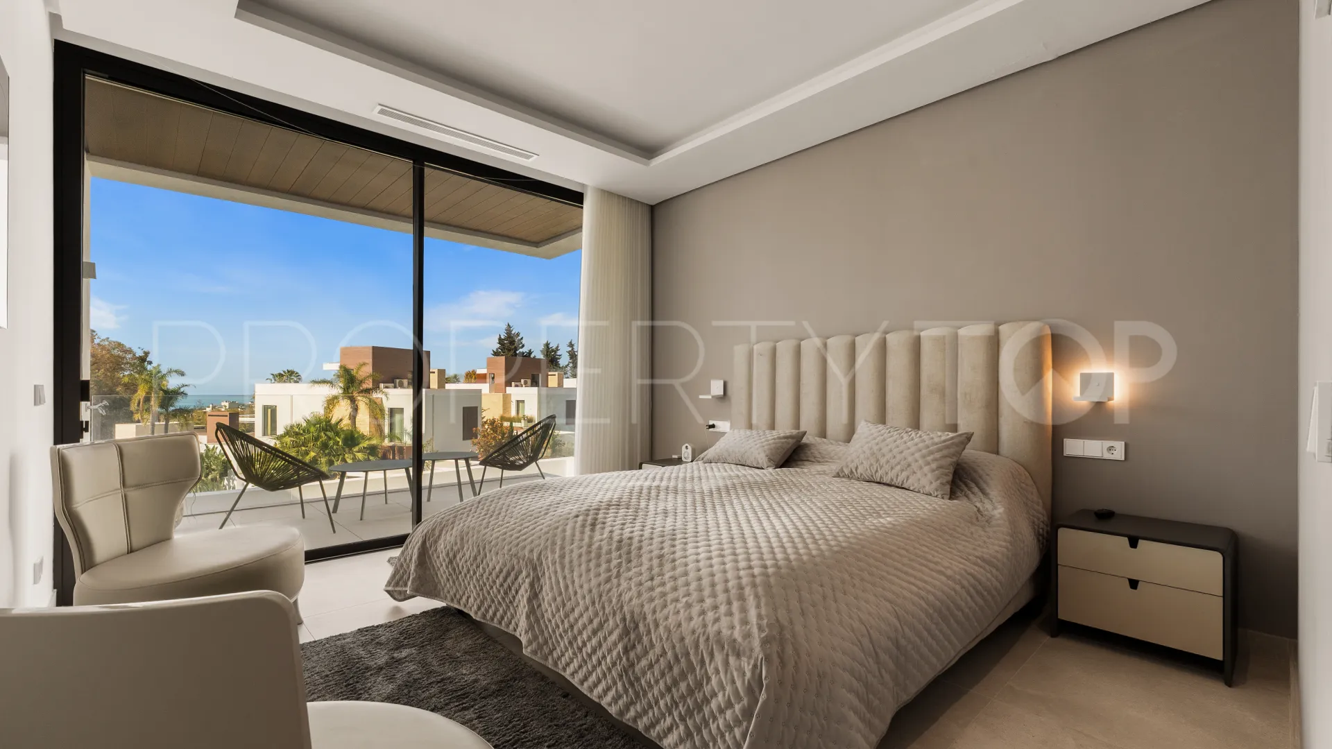 Buy 4 bedrooms villa in Golden Mile