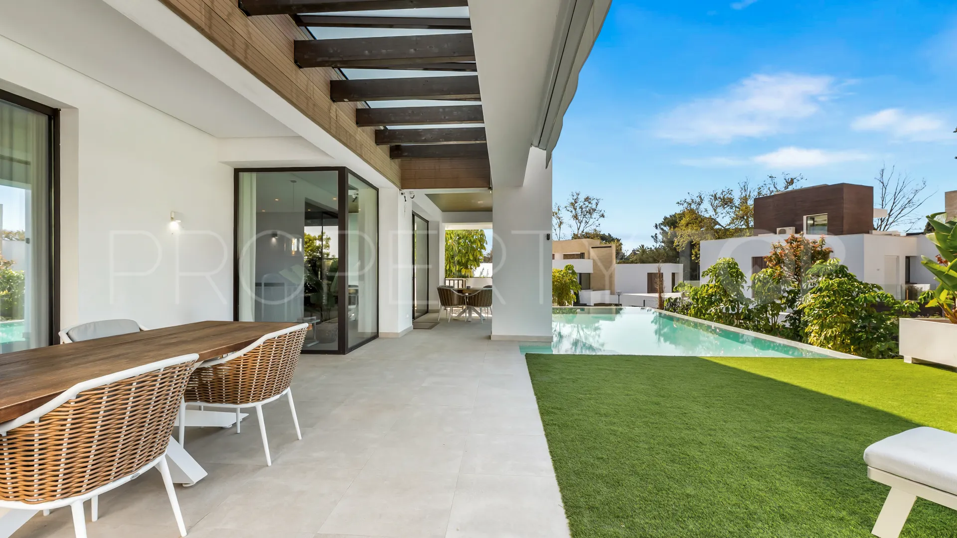 Buy 4 bedrooms villa in Golden Mile