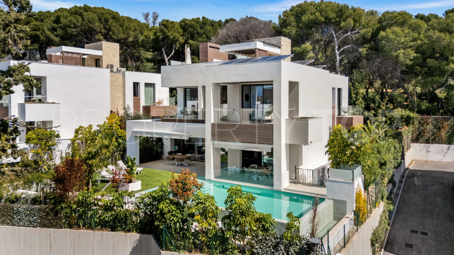 Buy 4 bedrooms villa in Golden Mile