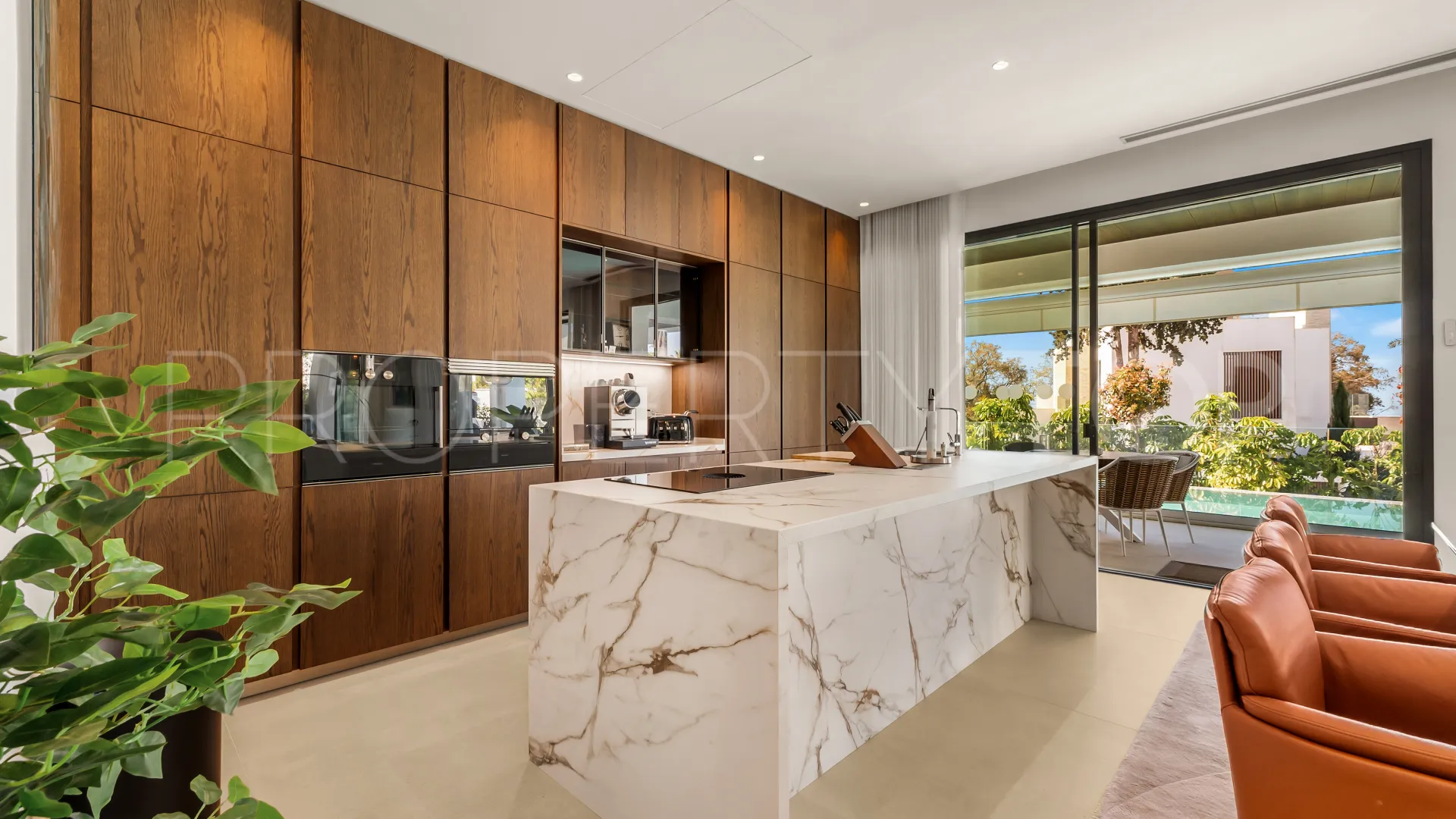 Buy 4 bedrooms villa in Golden Mile