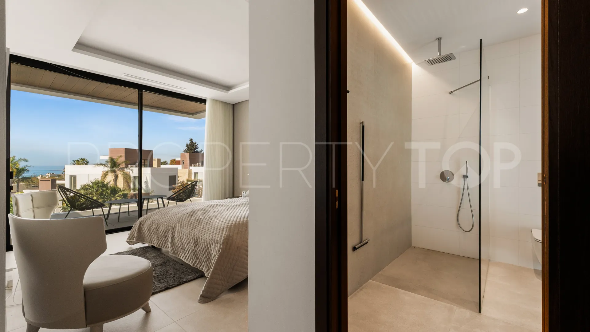 Buy 4 bedrooms villa in Golden Mile