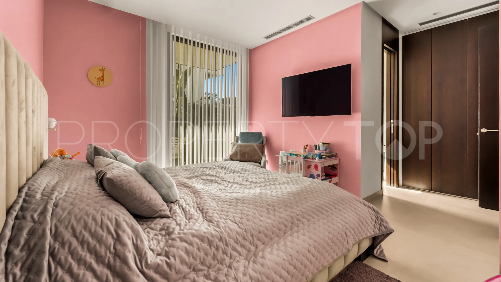 Buy 4 bedrooms villa in Golden Mile