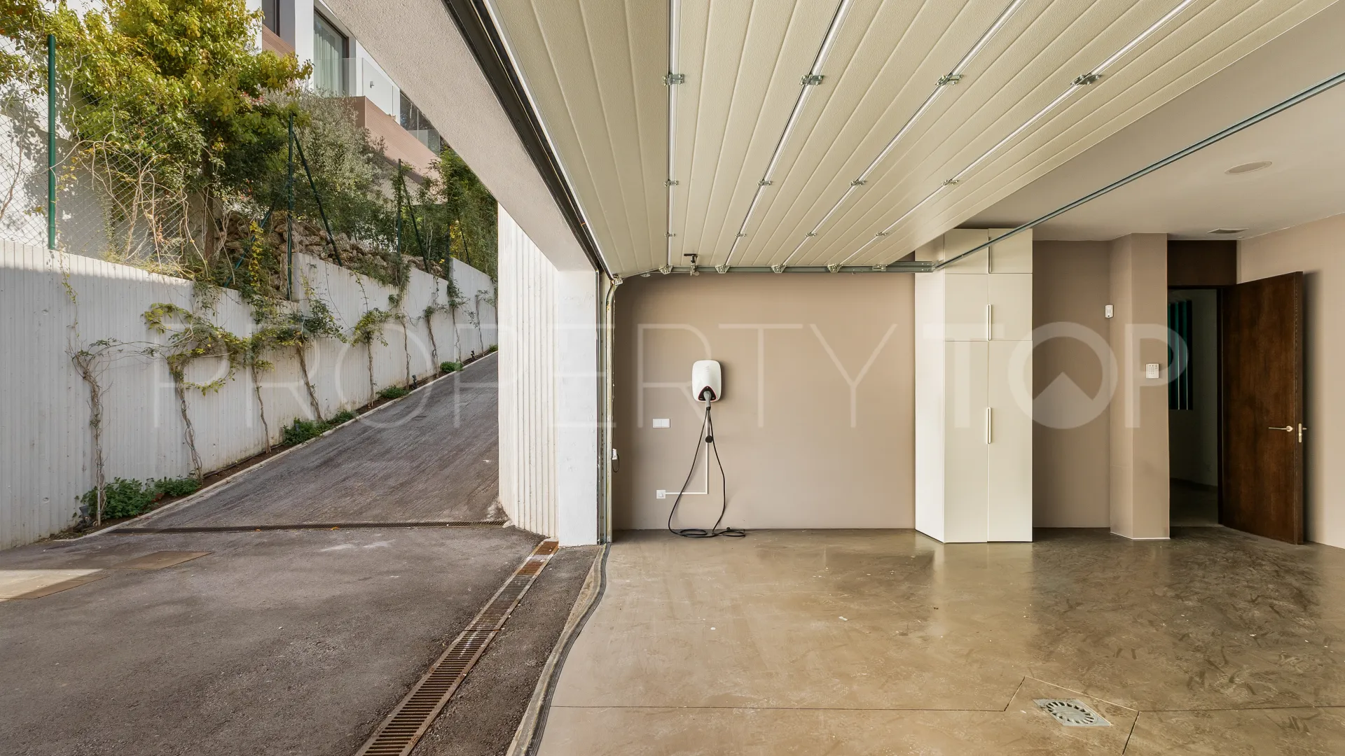 Buy 4 bedrooms villa in Golden Mile