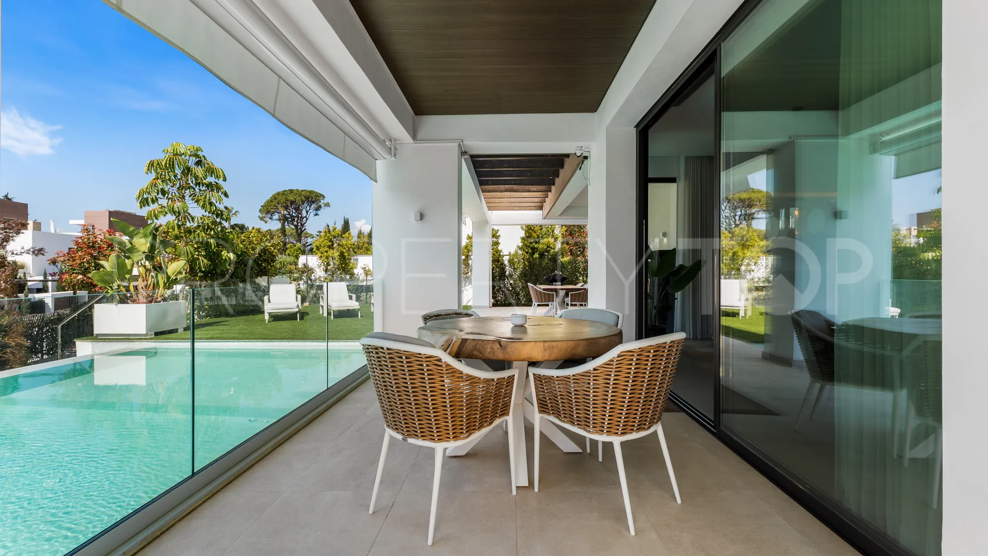 Buy 4 bedrooms villa in Golden Mile