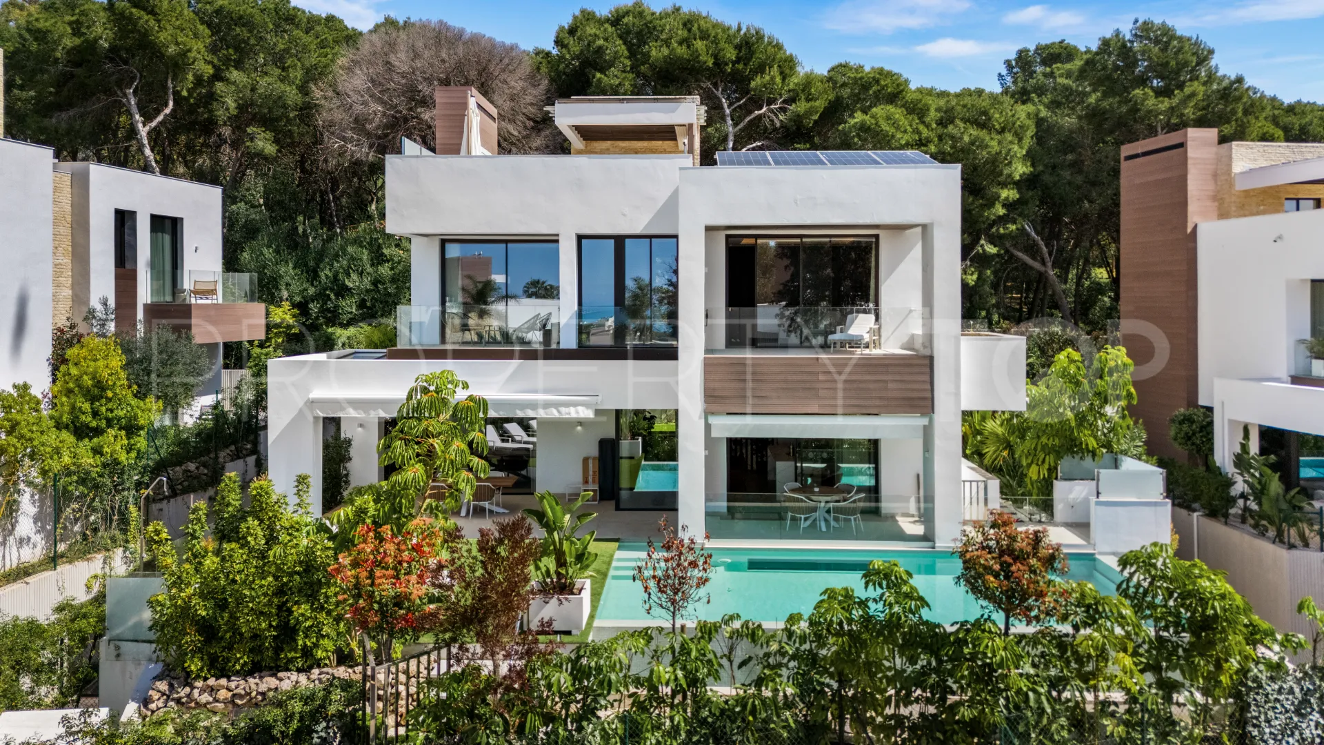 Buy 4 bedrooms villa in Golden Mile