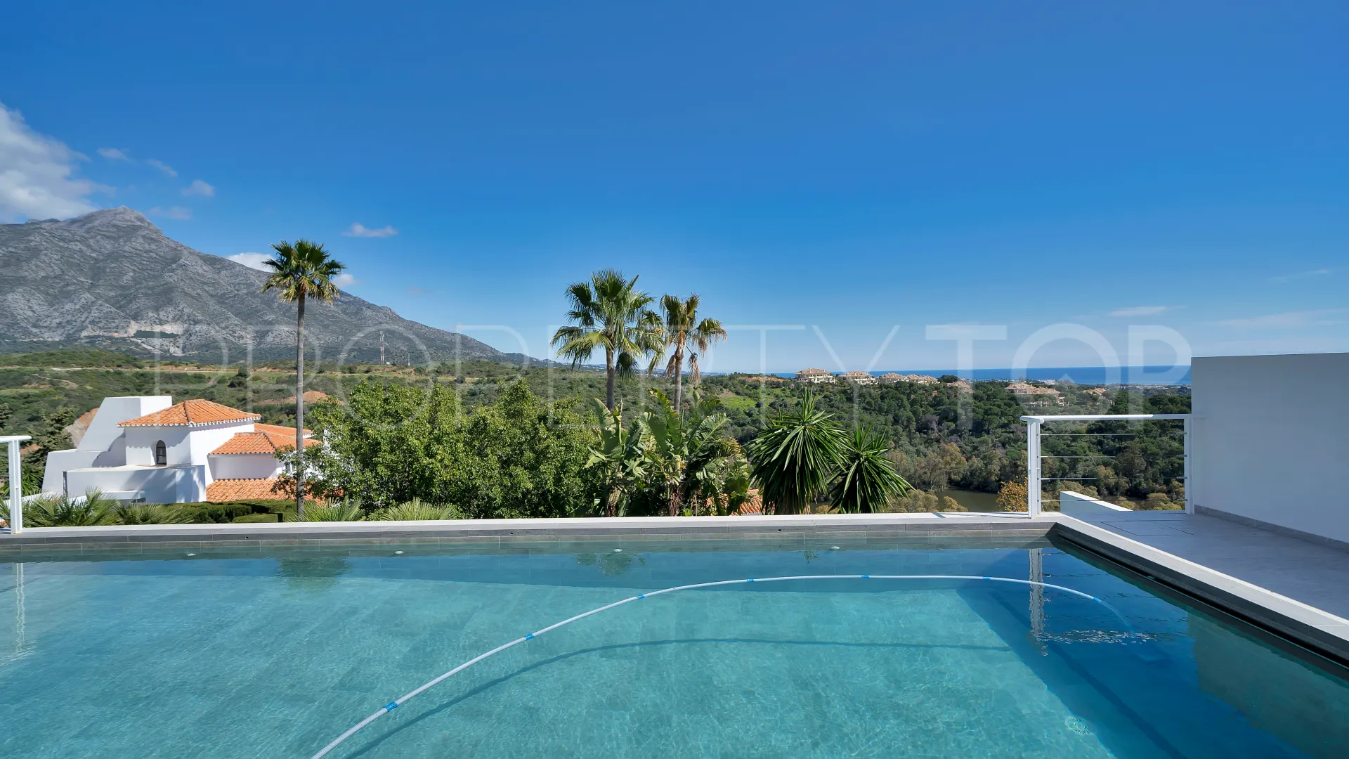 Villa in Las Lomas de Nueva Andalucia for sale