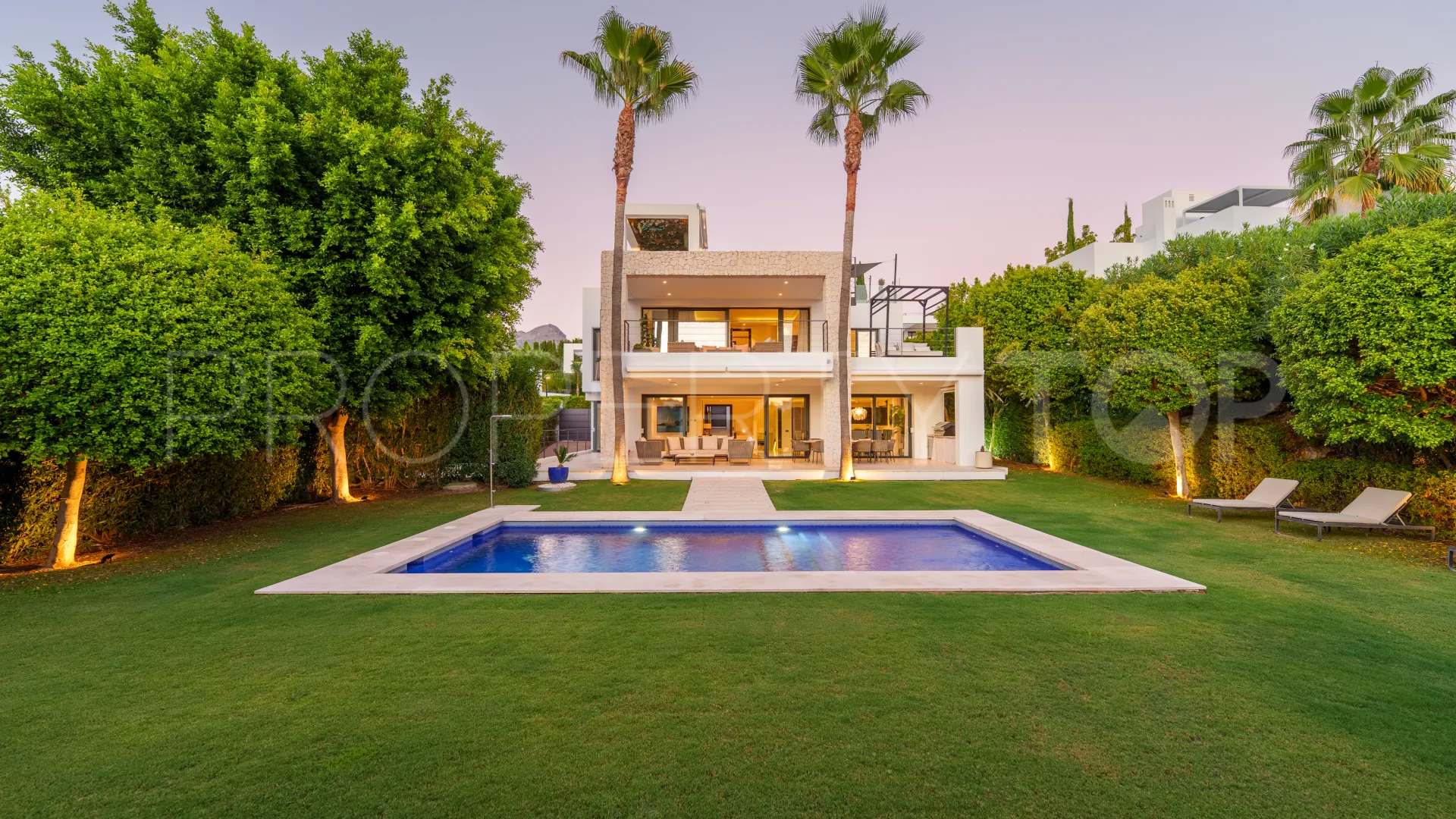 Se vende villa en Nueva Andalucia de 6 dormitorios