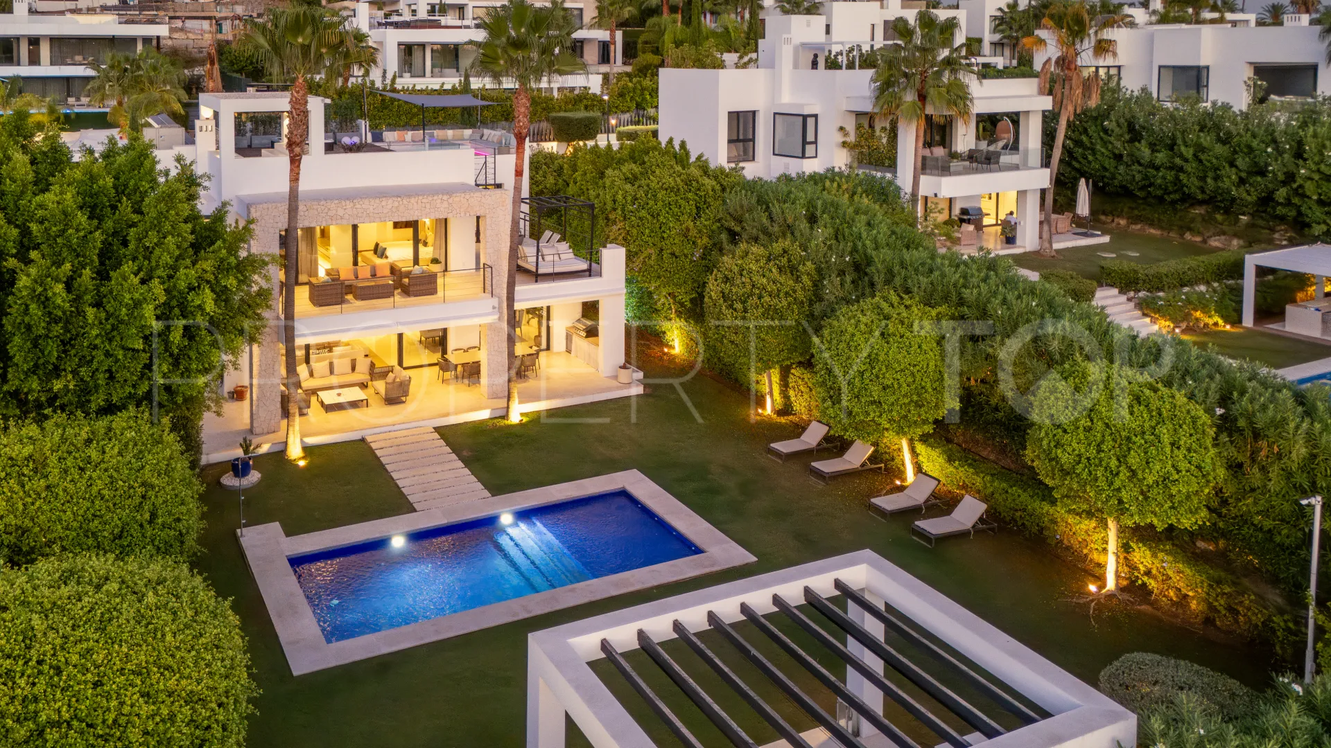 Se vende villa en Nueva Andalucia de 6 dormitorios