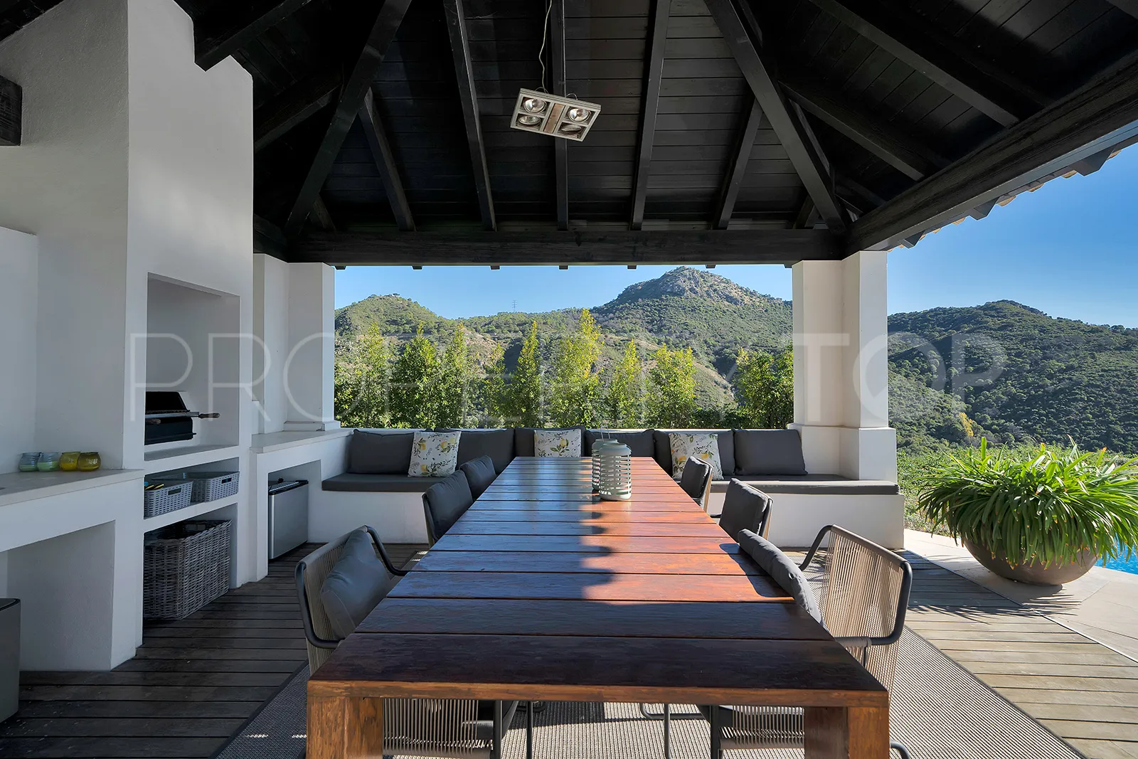 Monte Mayor villa for sale