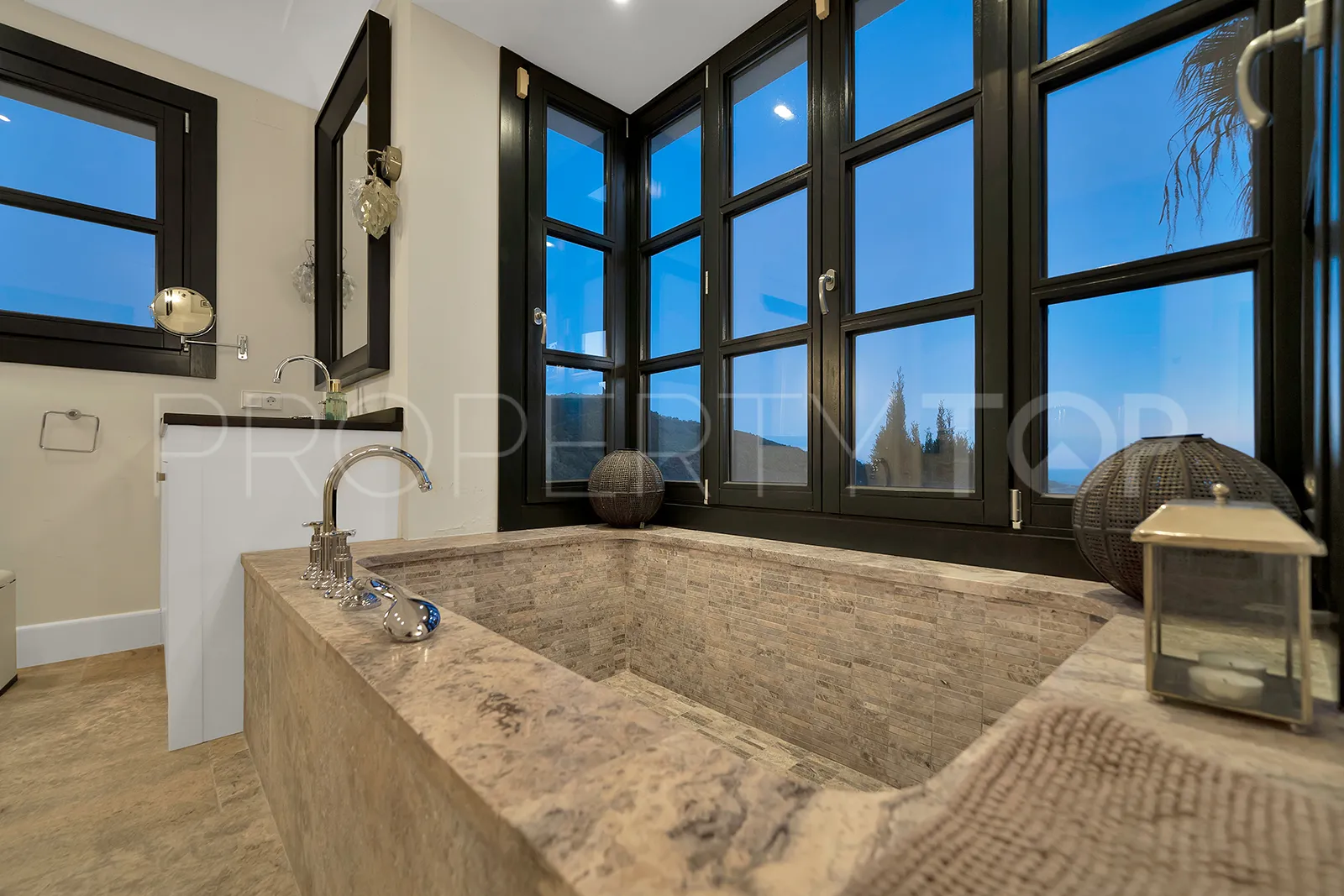 Monte Mayor villa for sale