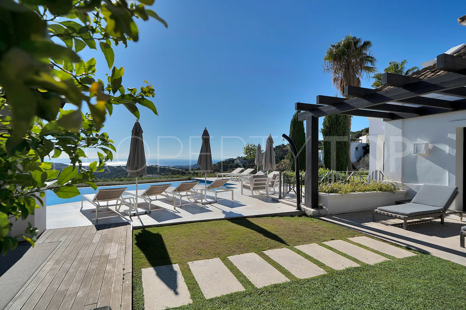 Monte Mayor villa for sale