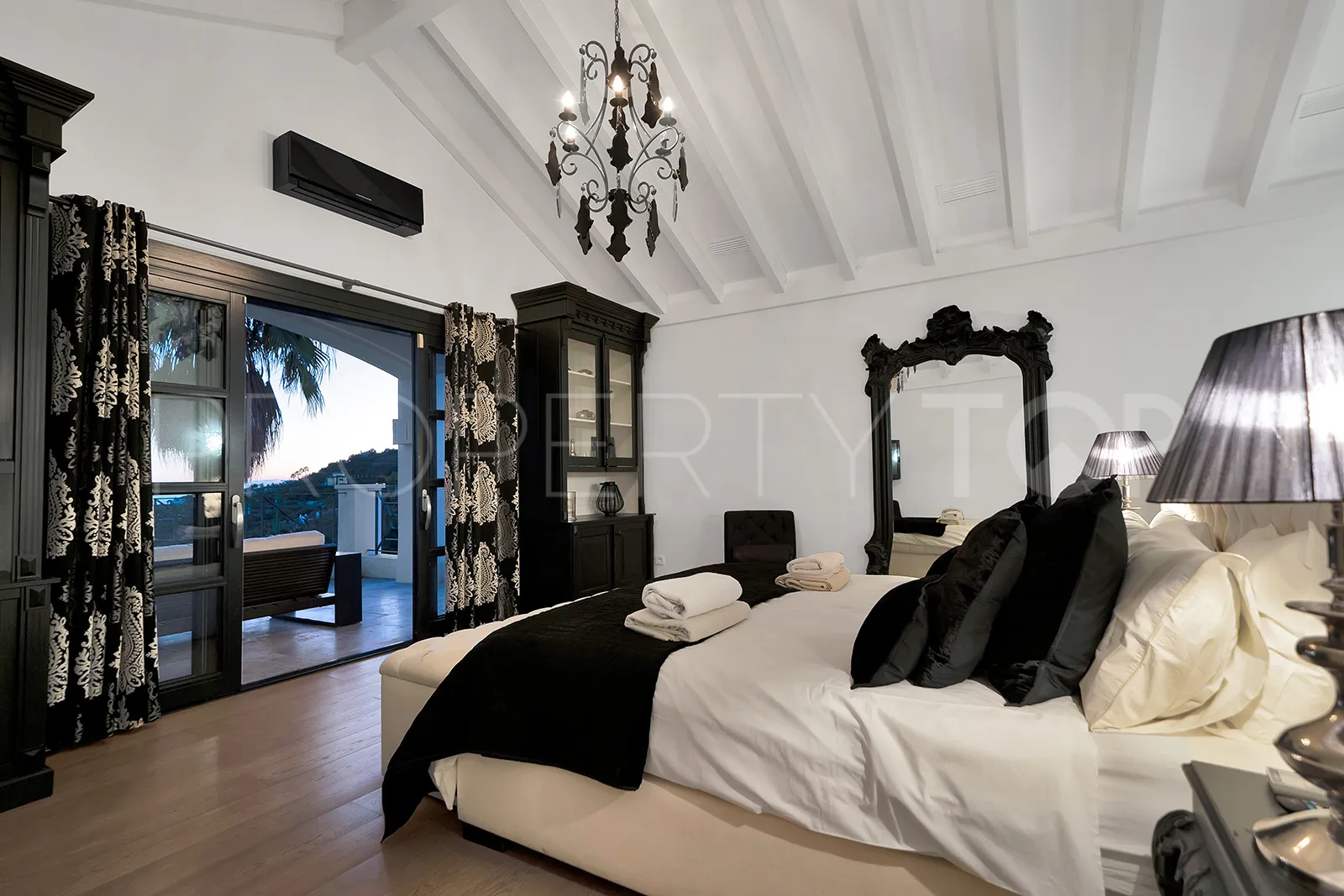 Monte Mayor villa for sale