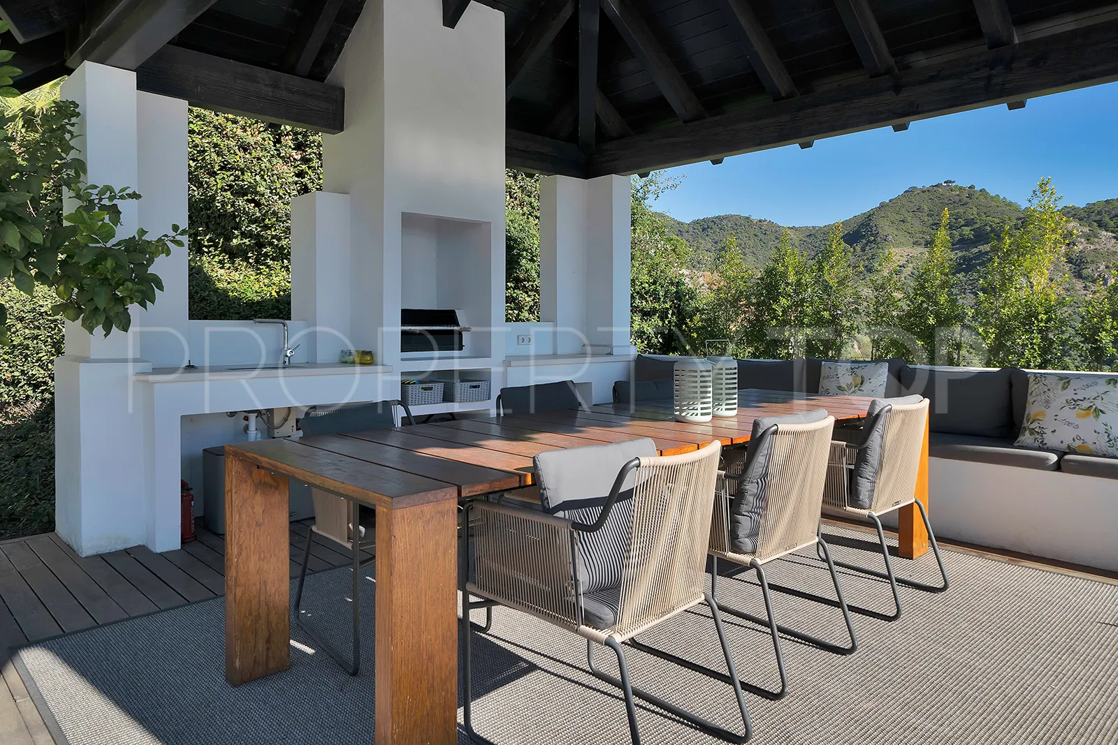 Monte Mayor villa for sale