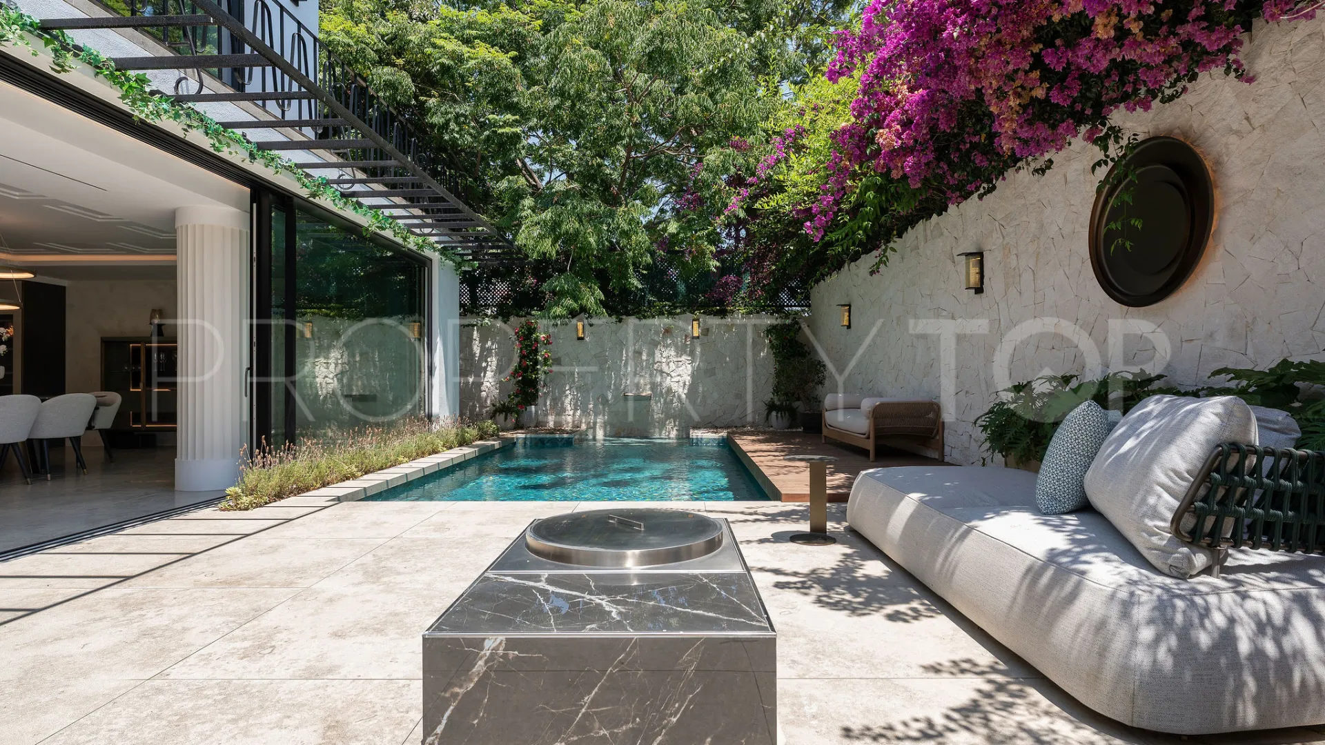 Buy 4 bedrooms villa in Puente Romano