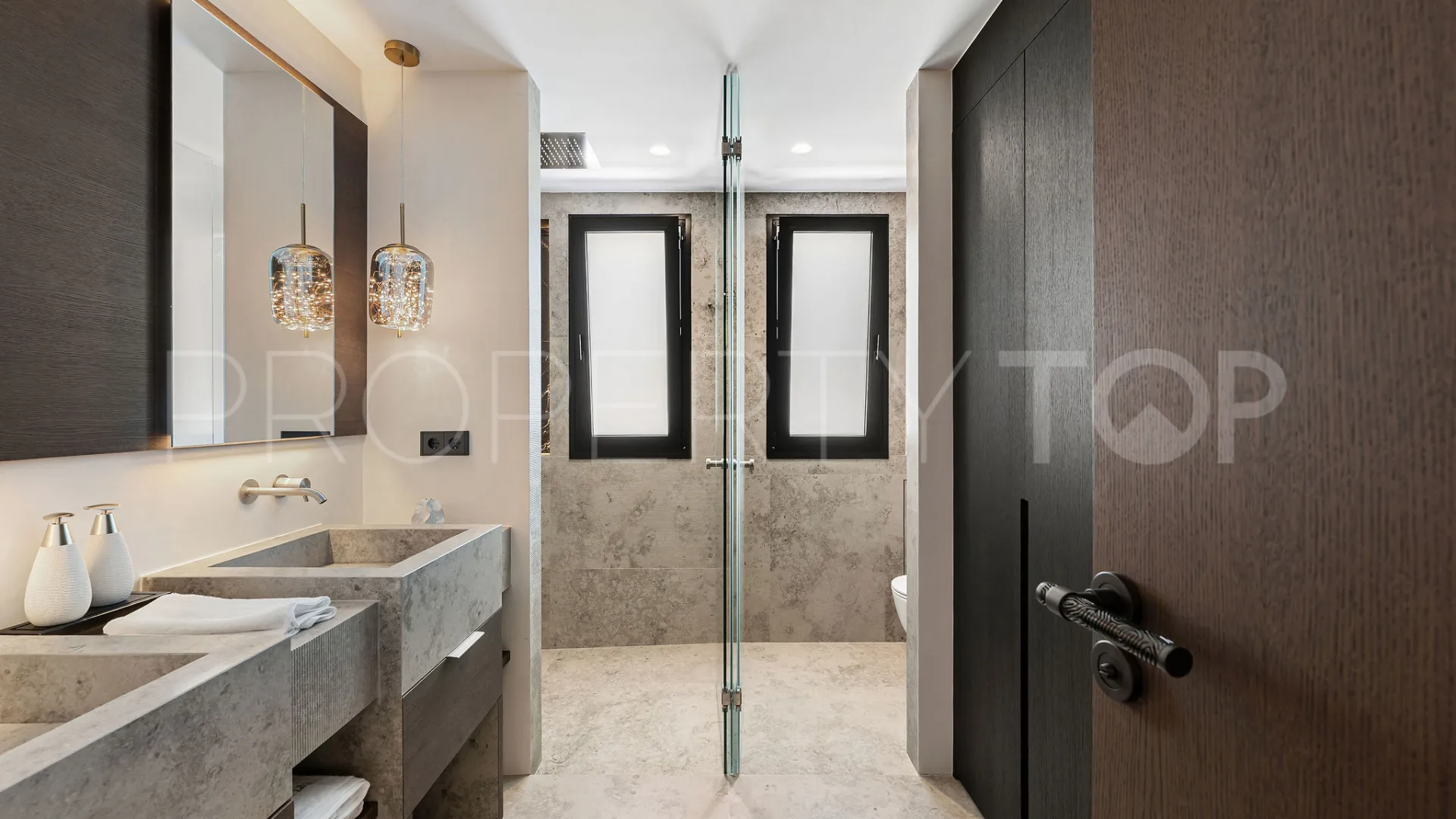 Buy 4 bedrooms villa in Puente Romano