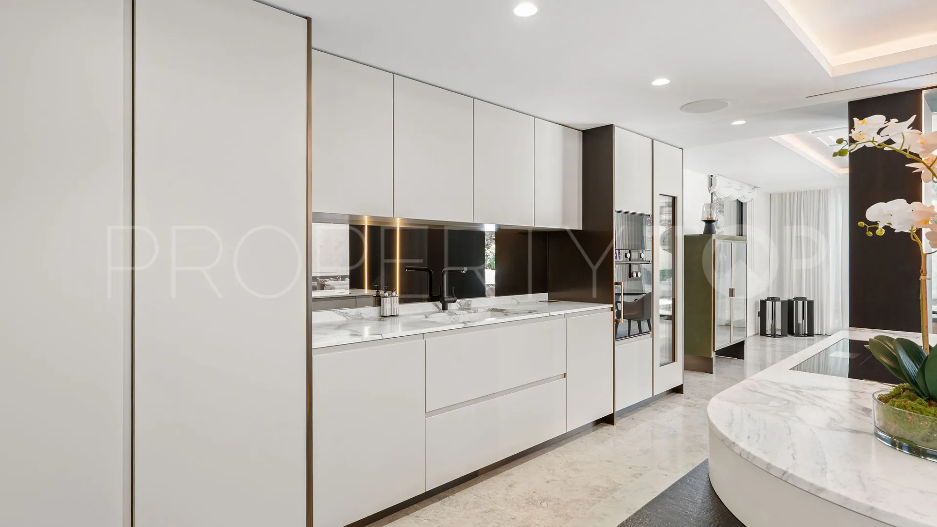 Buy 4 bedrooms villa in Puente Romano