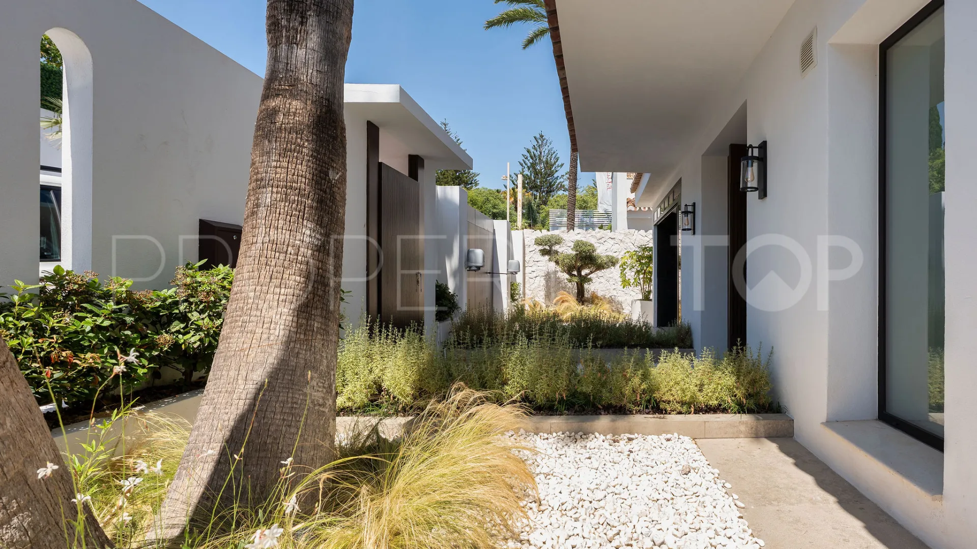 Buy 4 bedrooms villa in Puente Romano