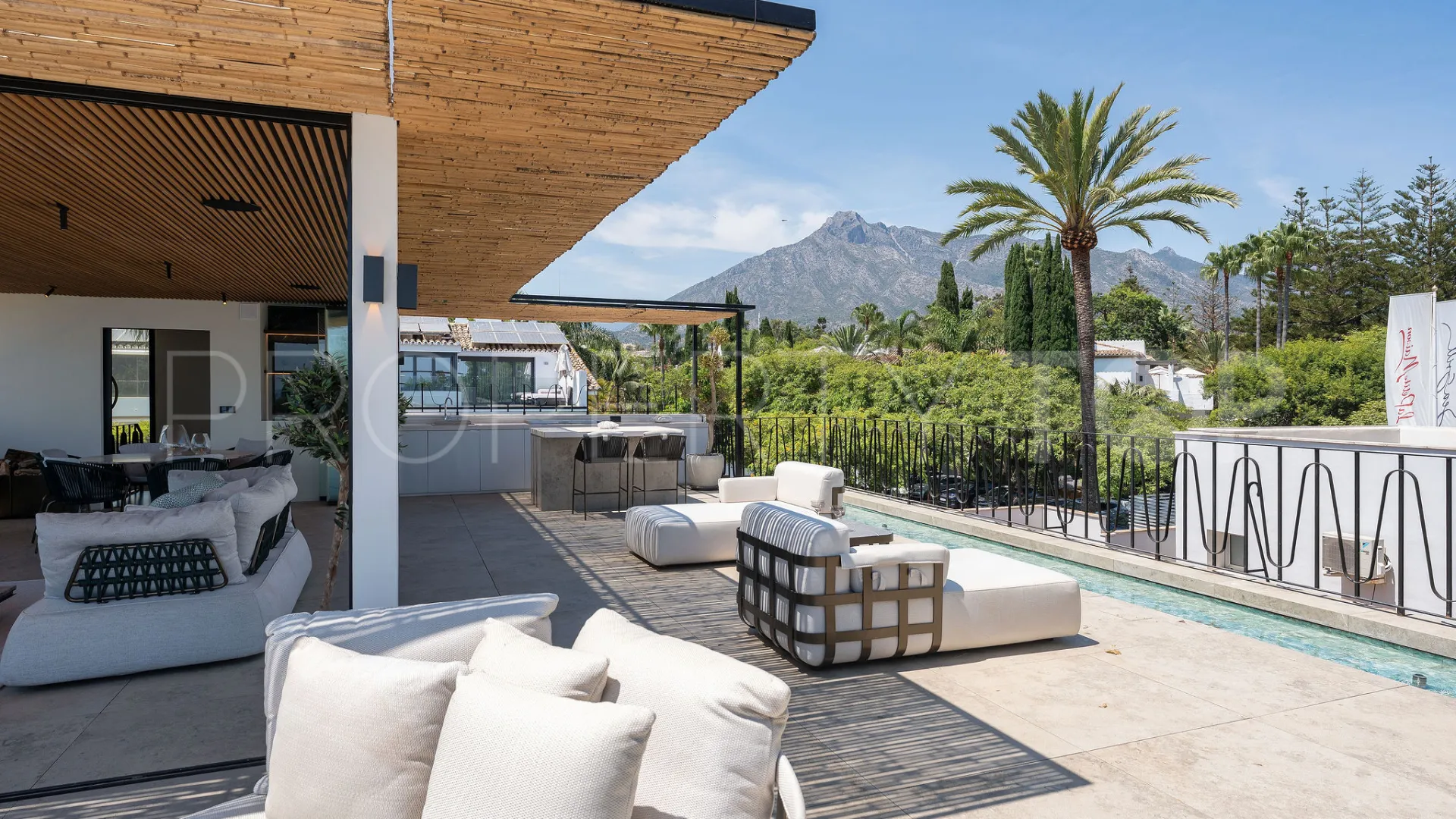 Buy 4 bedrooms villa in Puente Romano