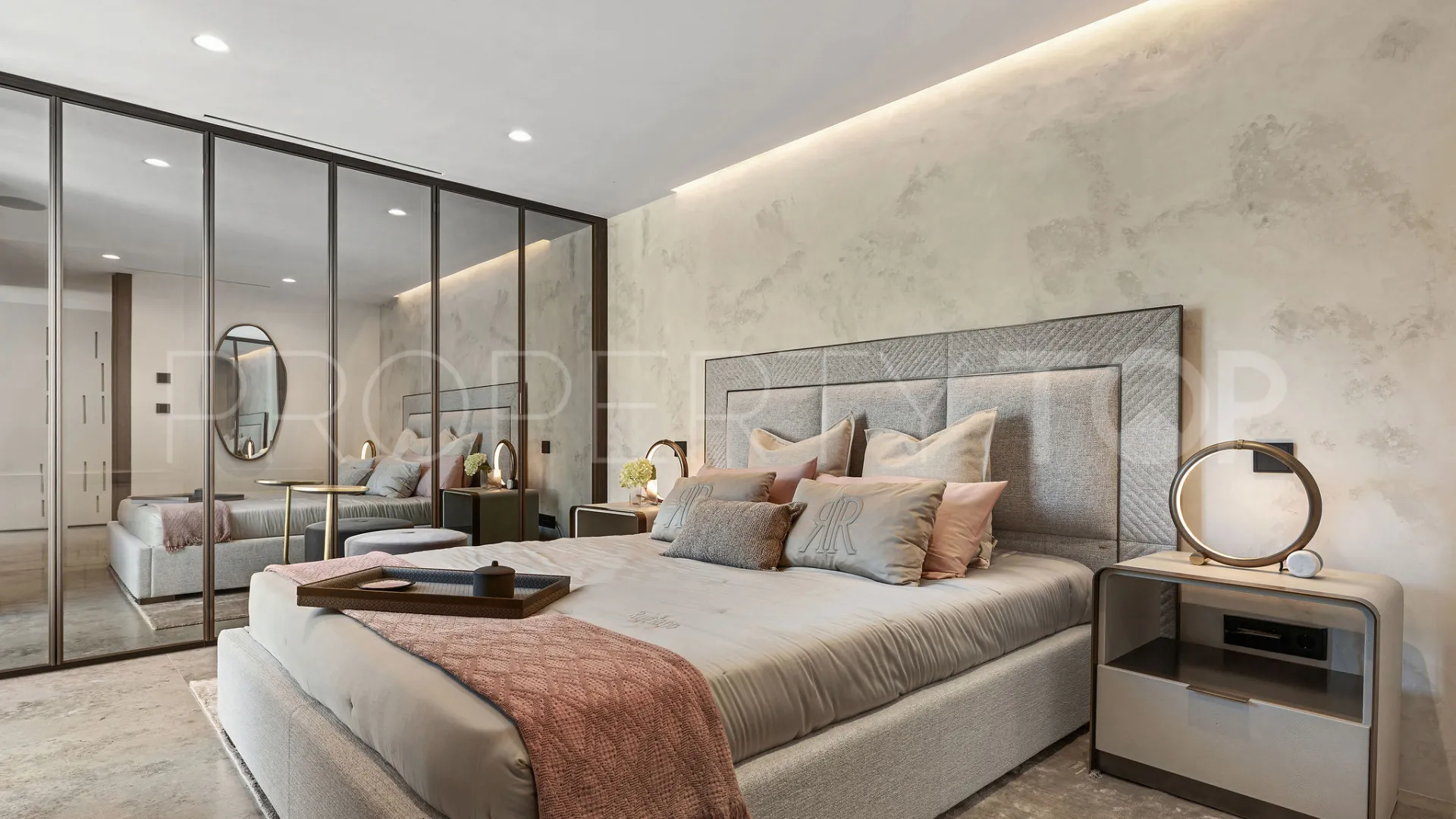 Buy 4 bedrooms villa in Puente Romano